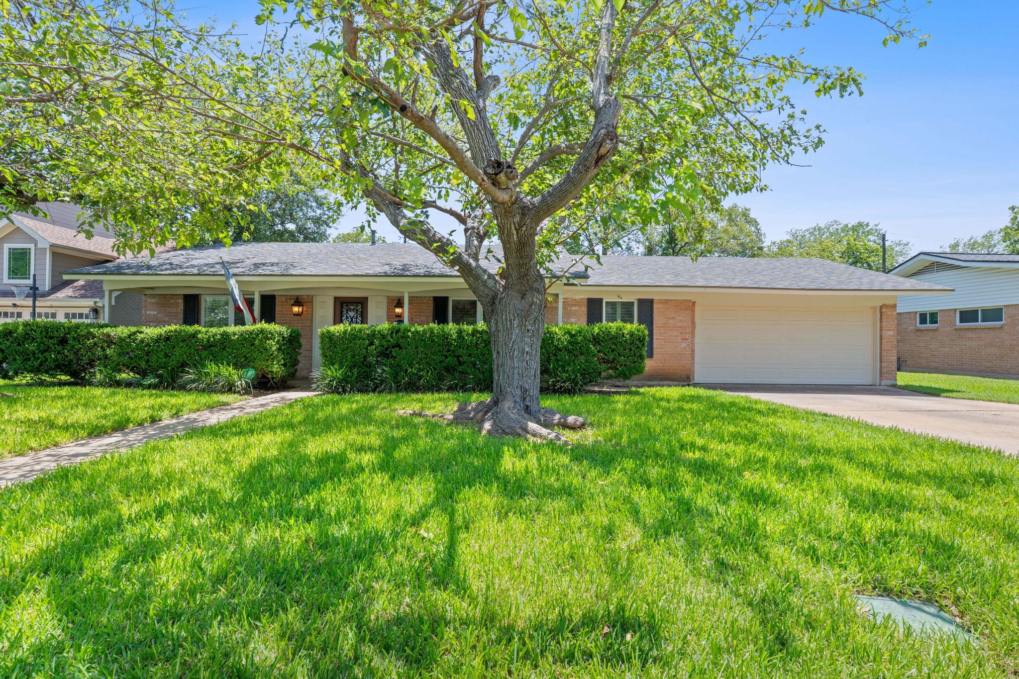 3207 Whitepine Dr