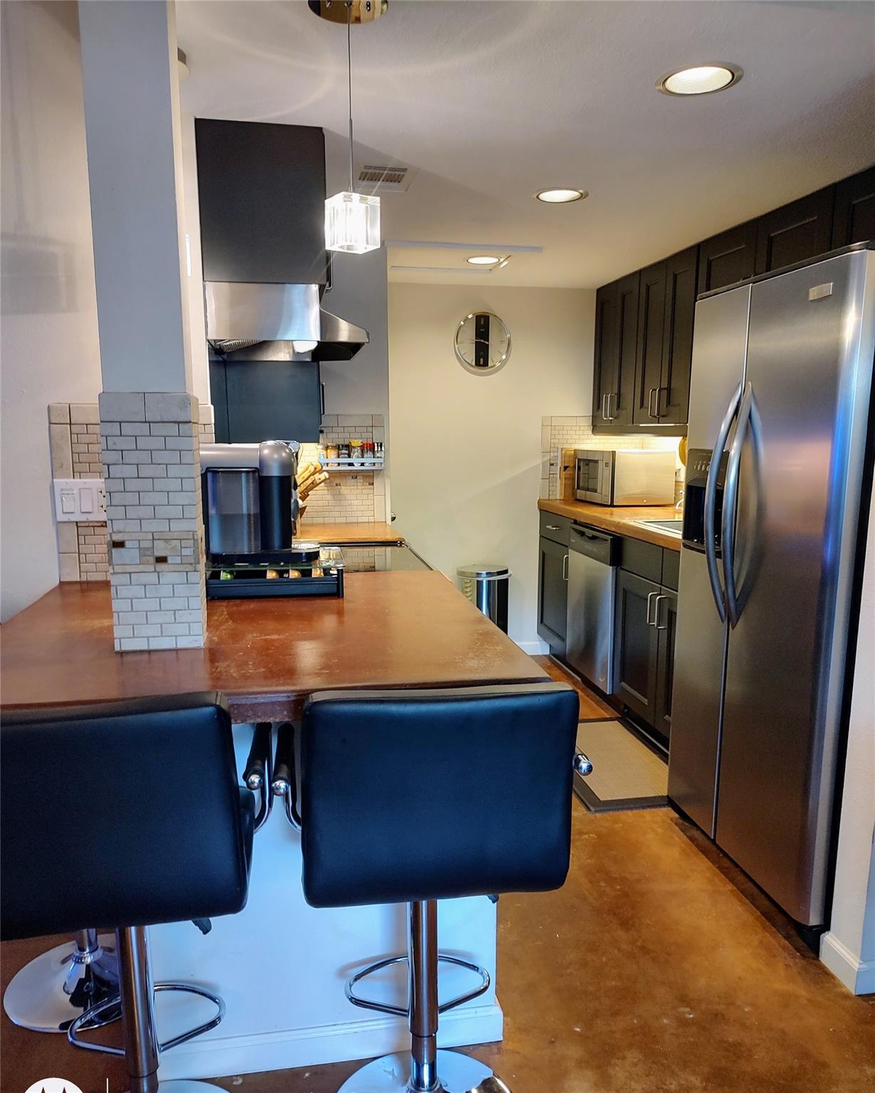 1614060 Property Photo 2