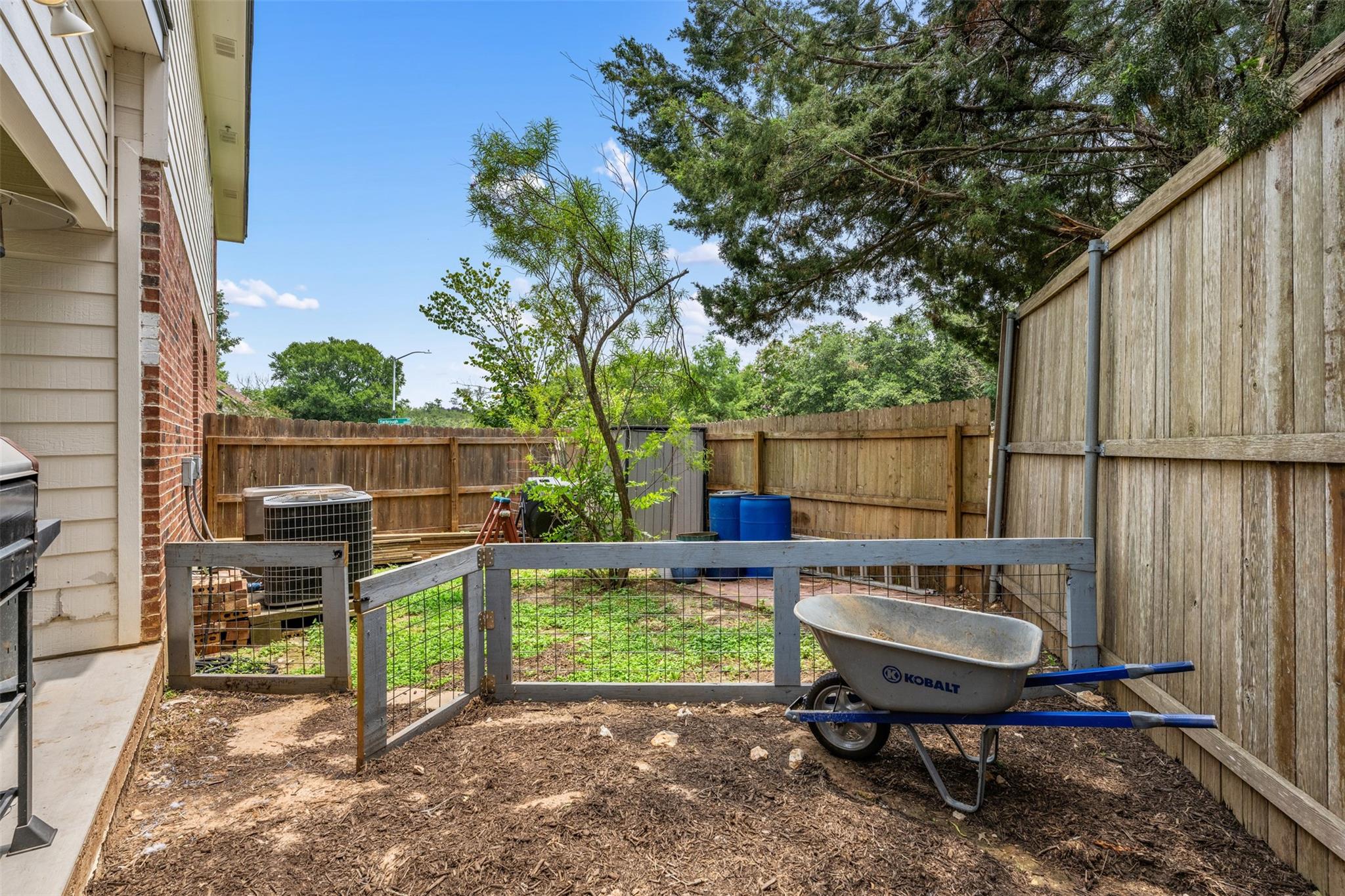 12014 Yarbrough Dr Property Photo 34