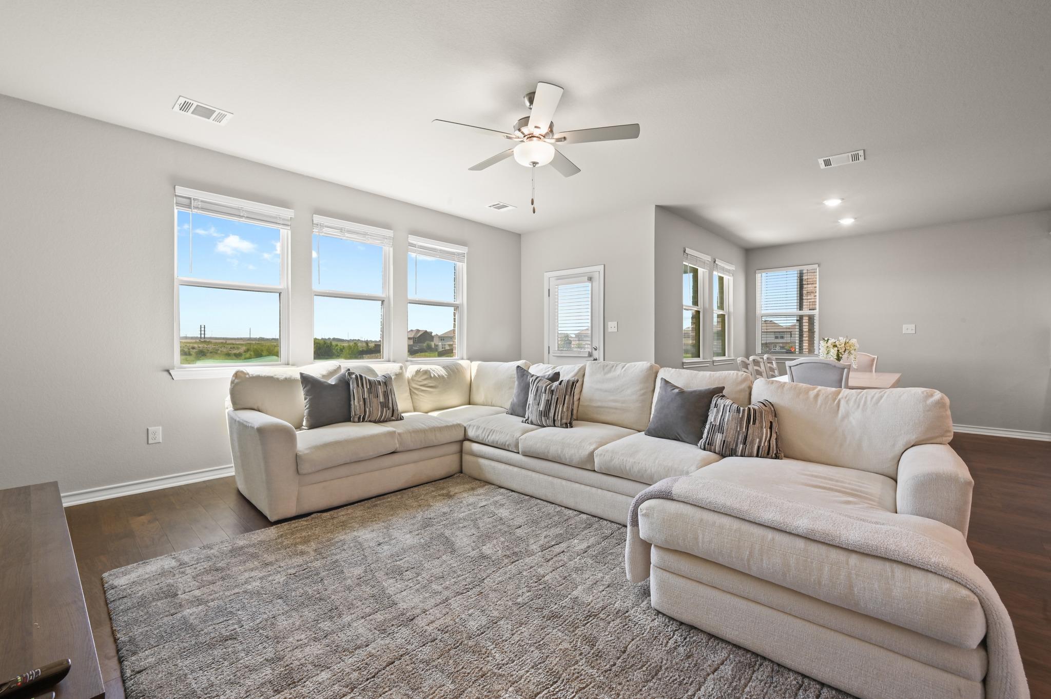 488 Pepperbark Loop Property Photo 8