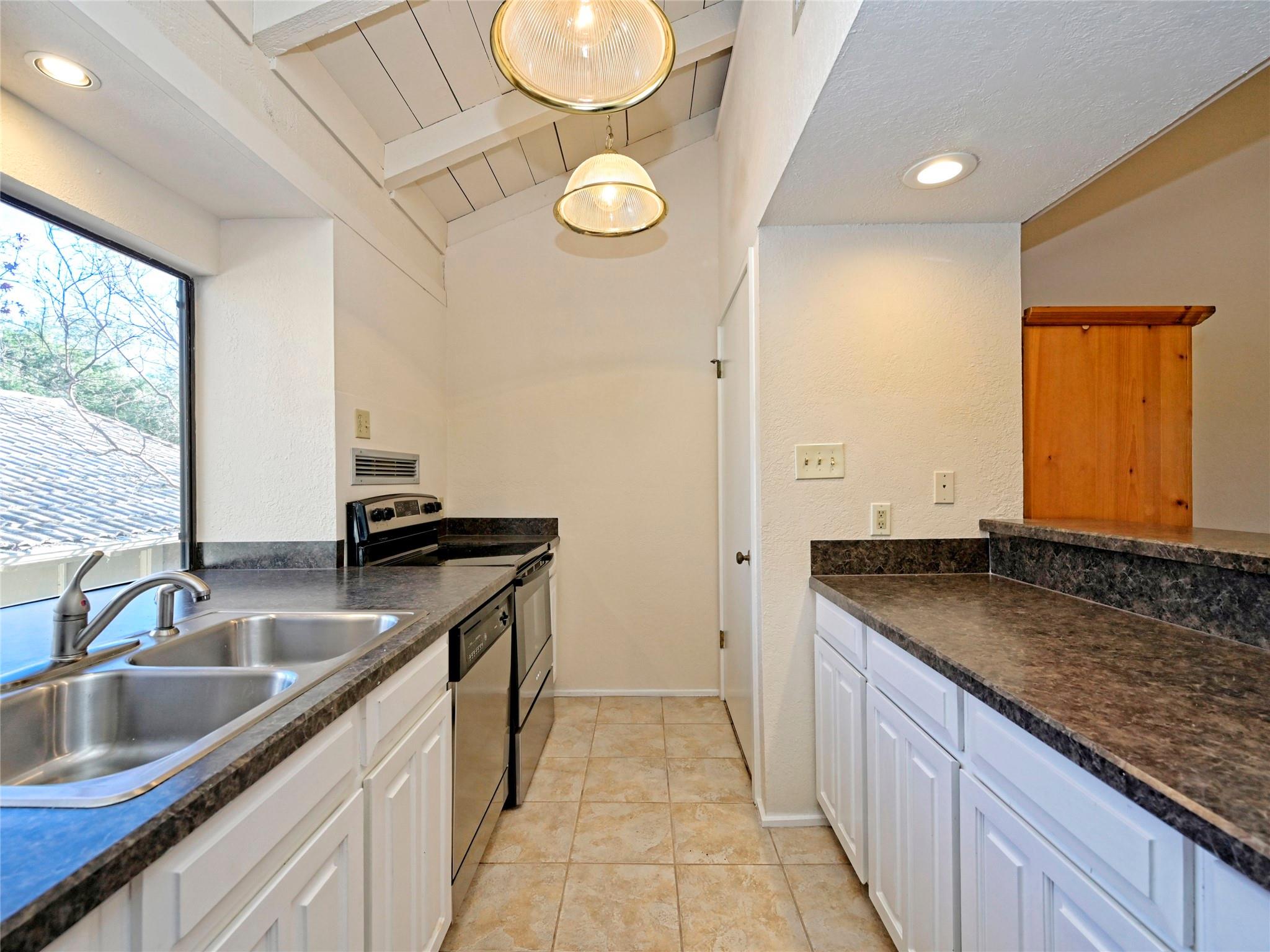 519 Rock Bluff Dr Property Photo 9