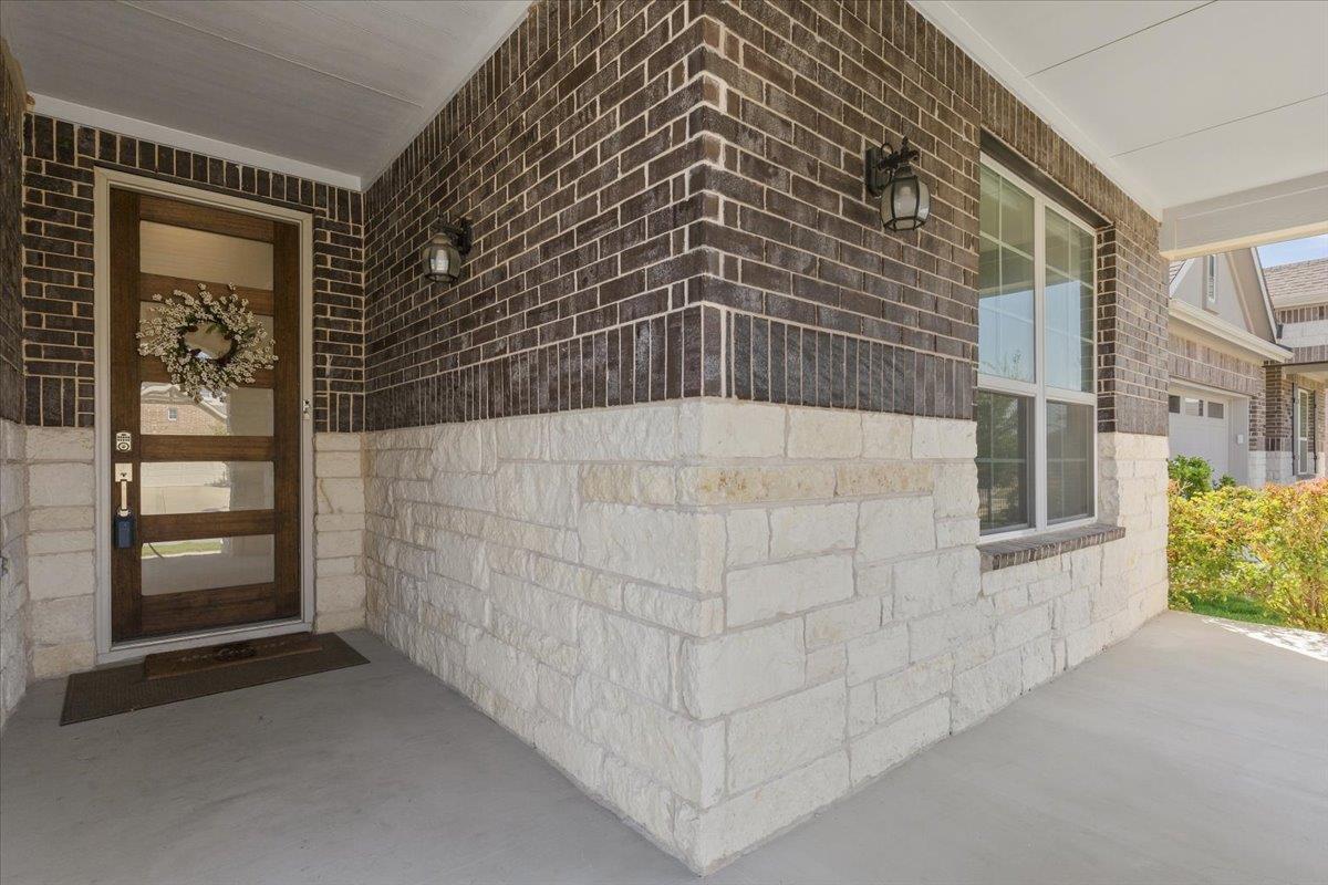 432 Deerpath St Property Photo 4