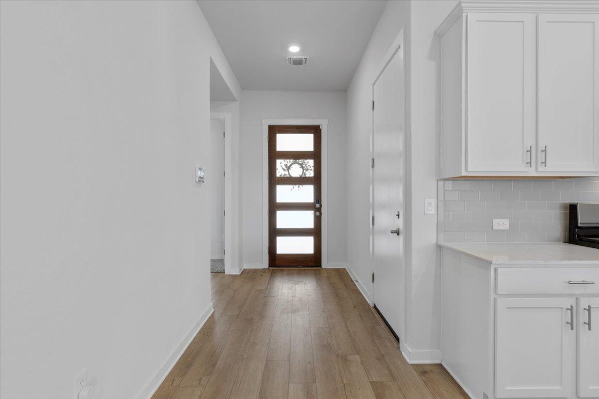 432 Deerpath St Property Photo 6