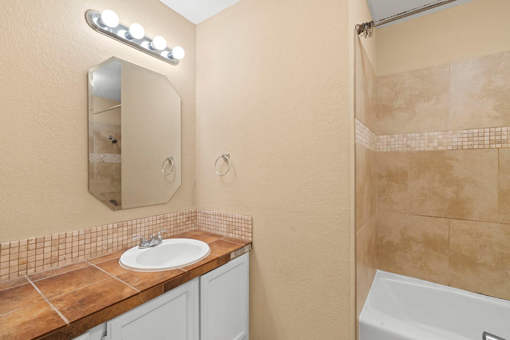 4015 Iriona Bnd Property Photo 27