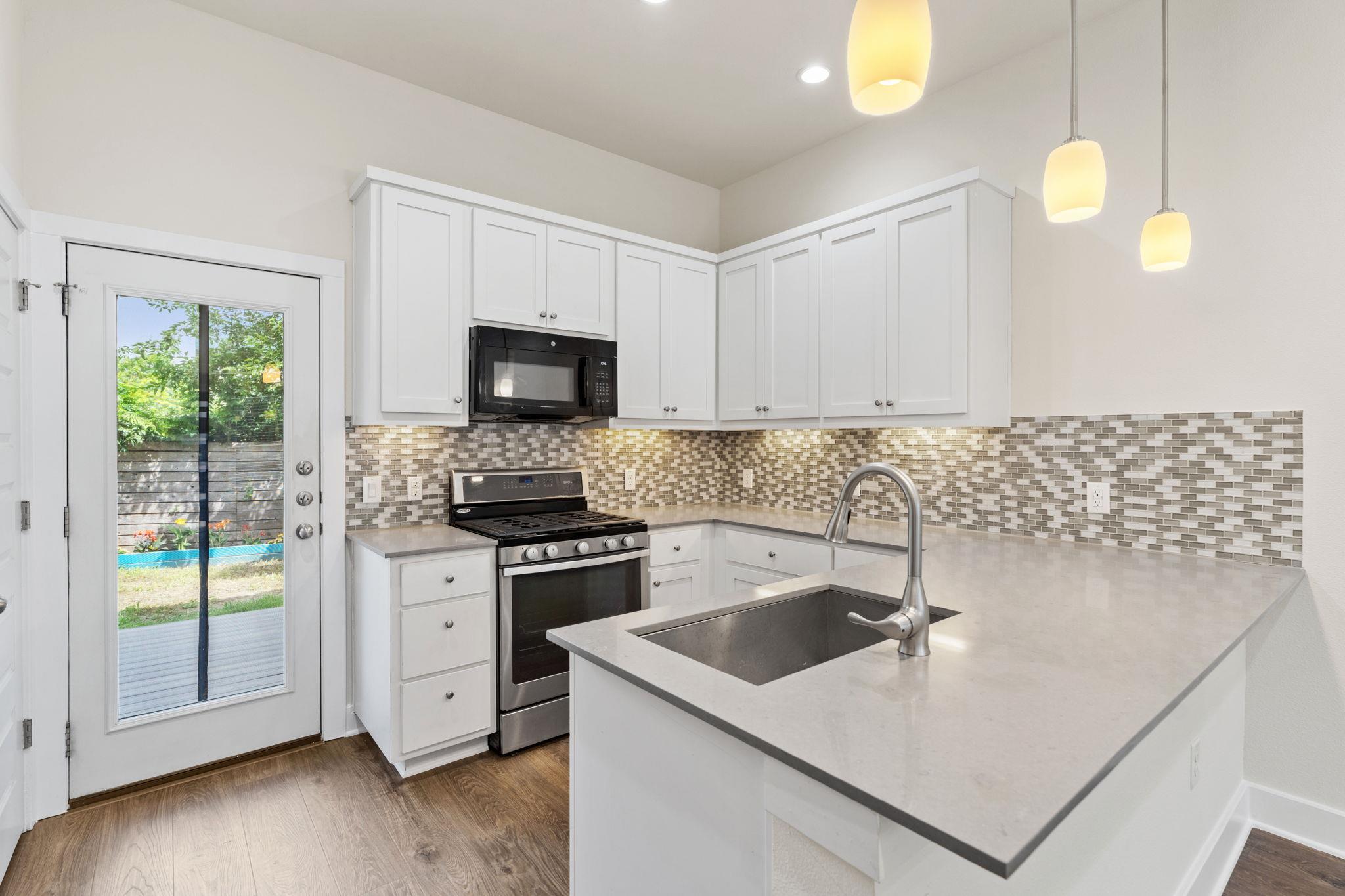 720 Pedernales St #b Property Photo 6