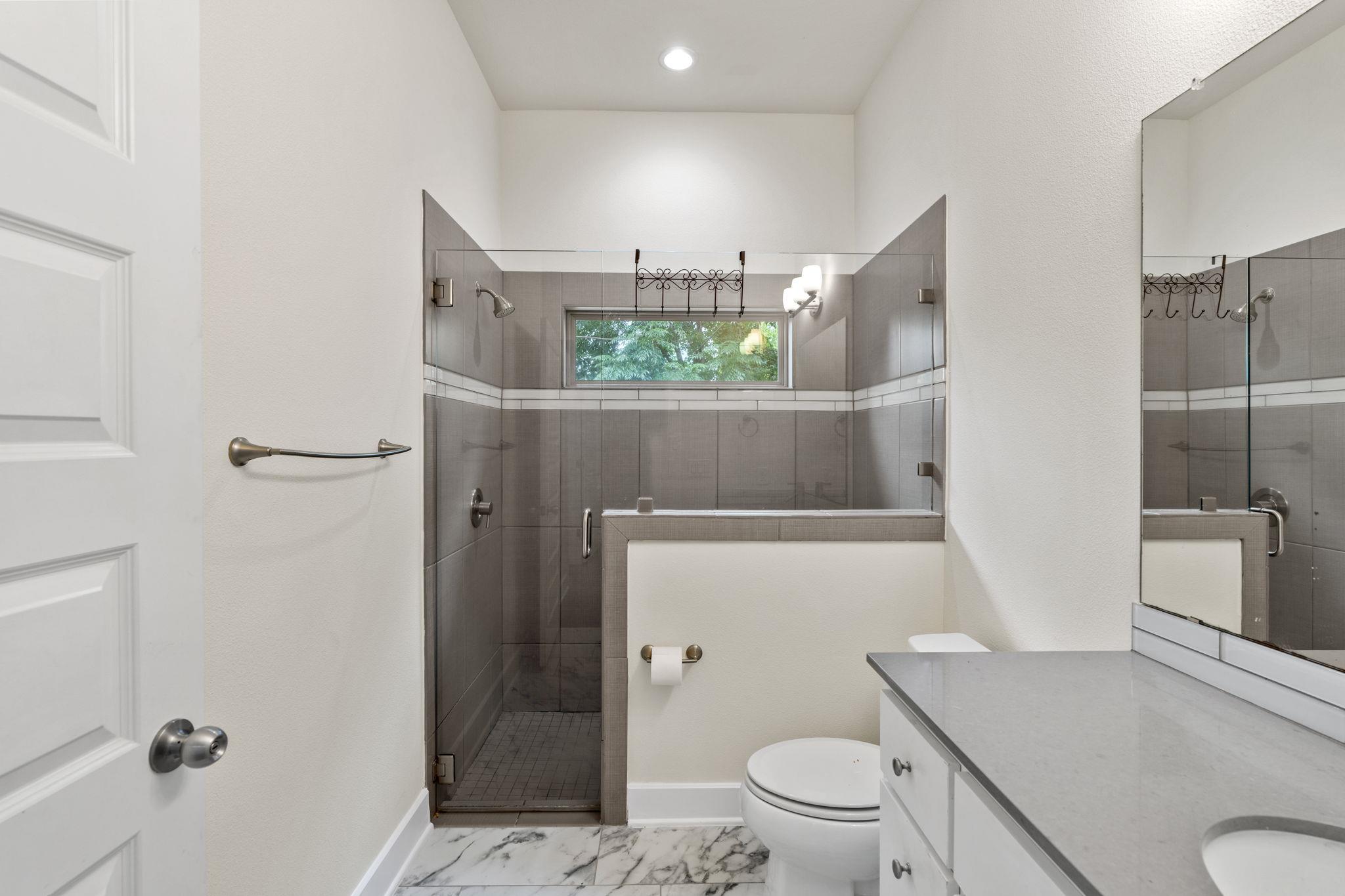 720 Pedernales St #b Property Photo 17