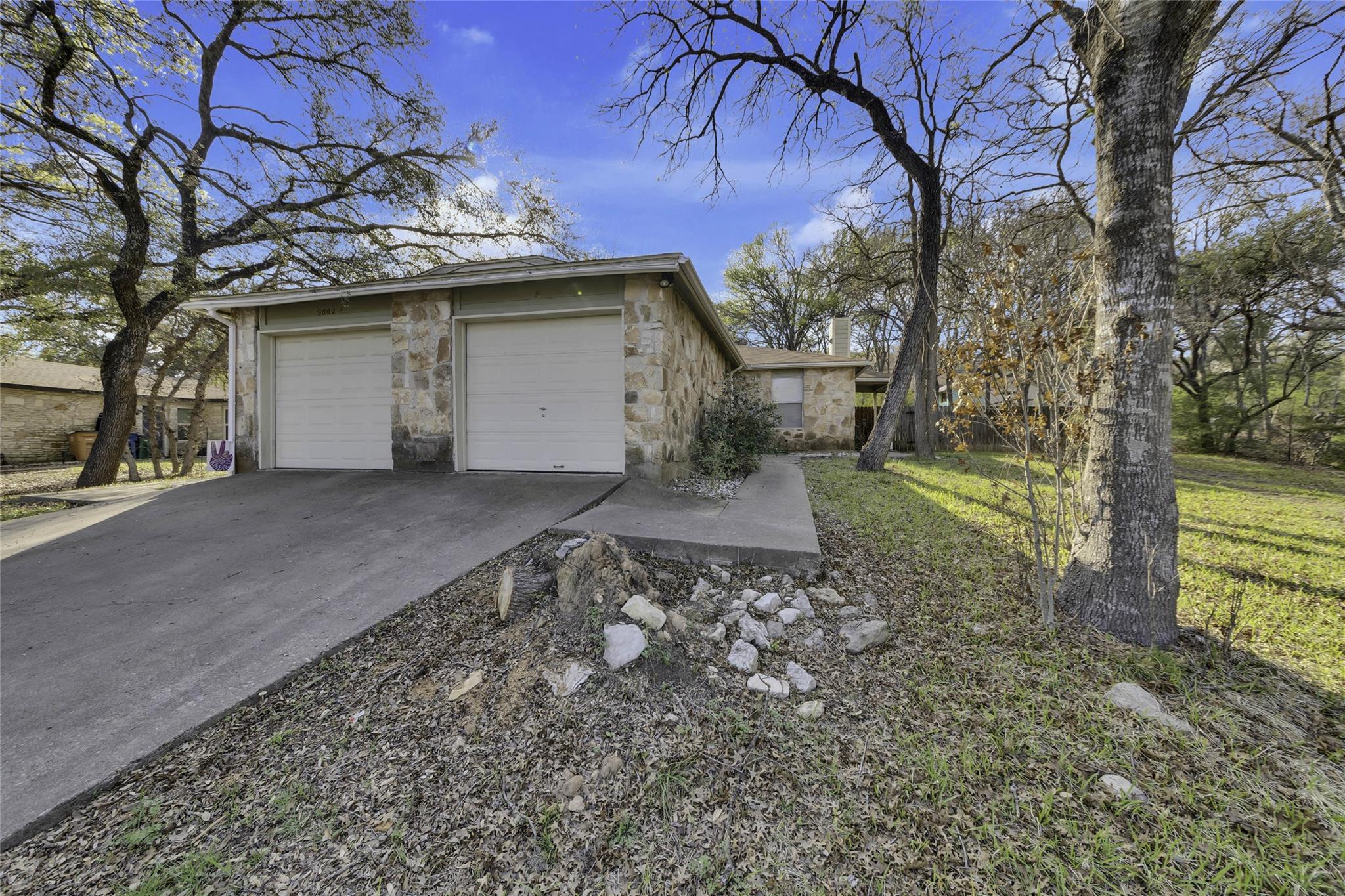 9802 Hundred Oaks Cir B Property Photo