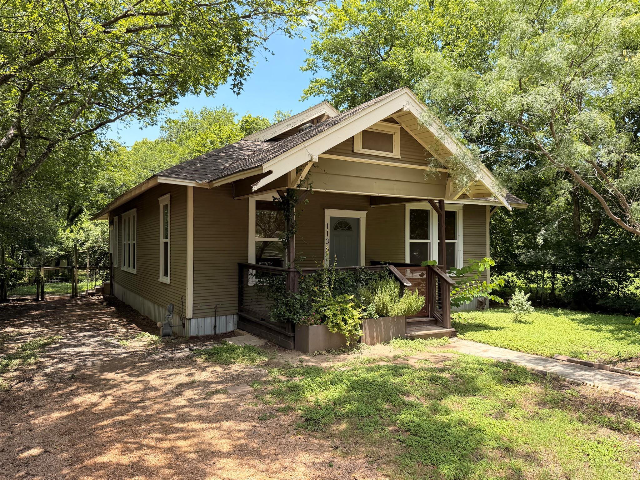 1136 Eleanor St Property Photo 1