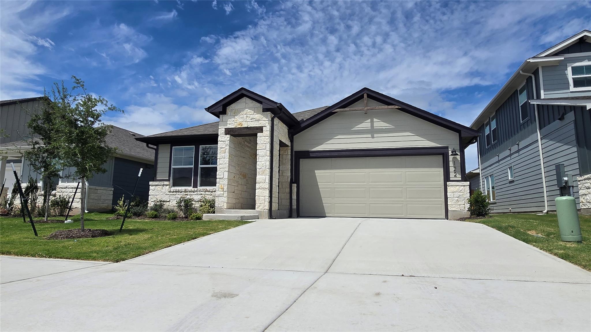 122 Holmby Dr Property Photo 1