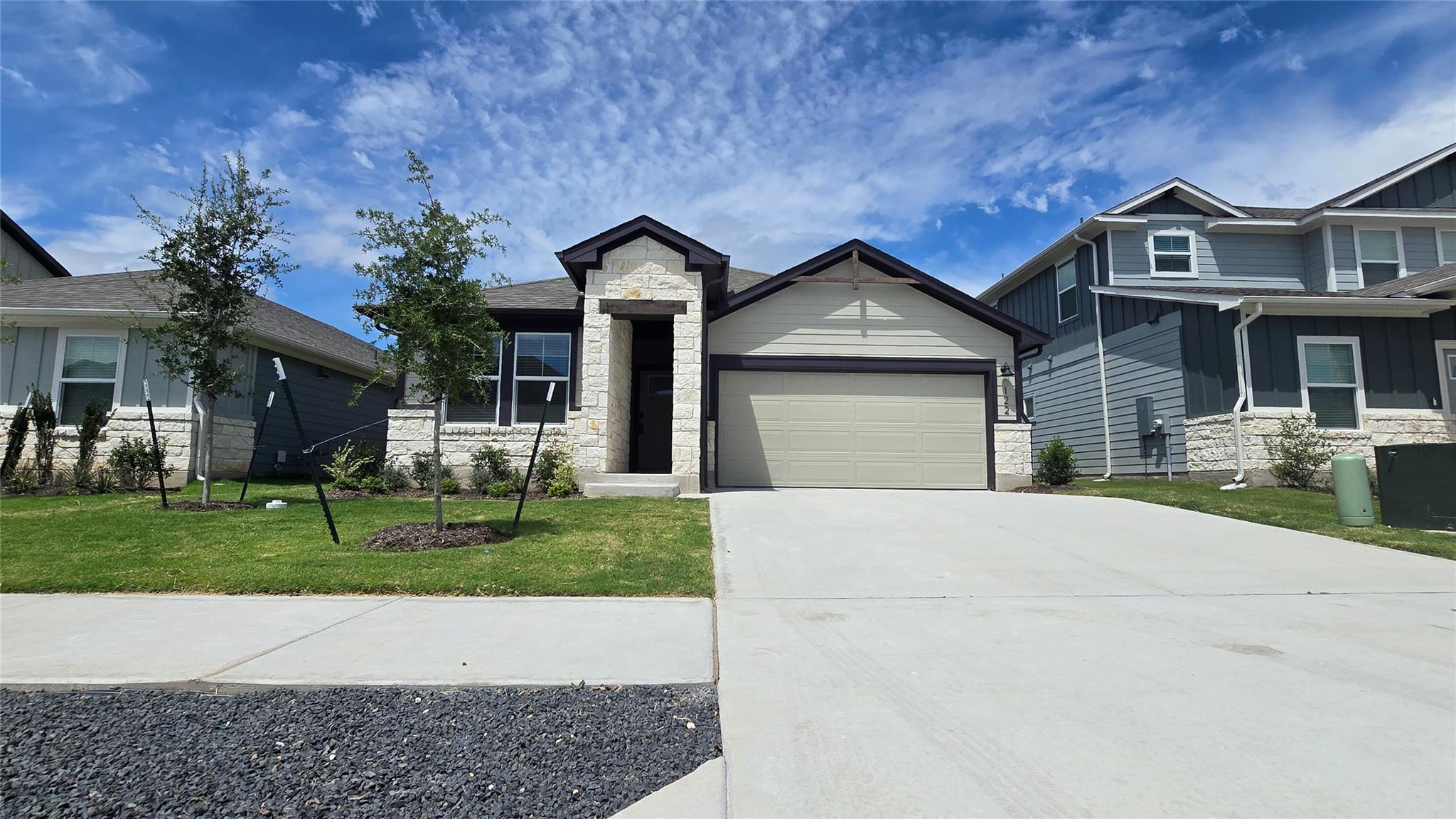 122 Holmby Dr Property Photo 2