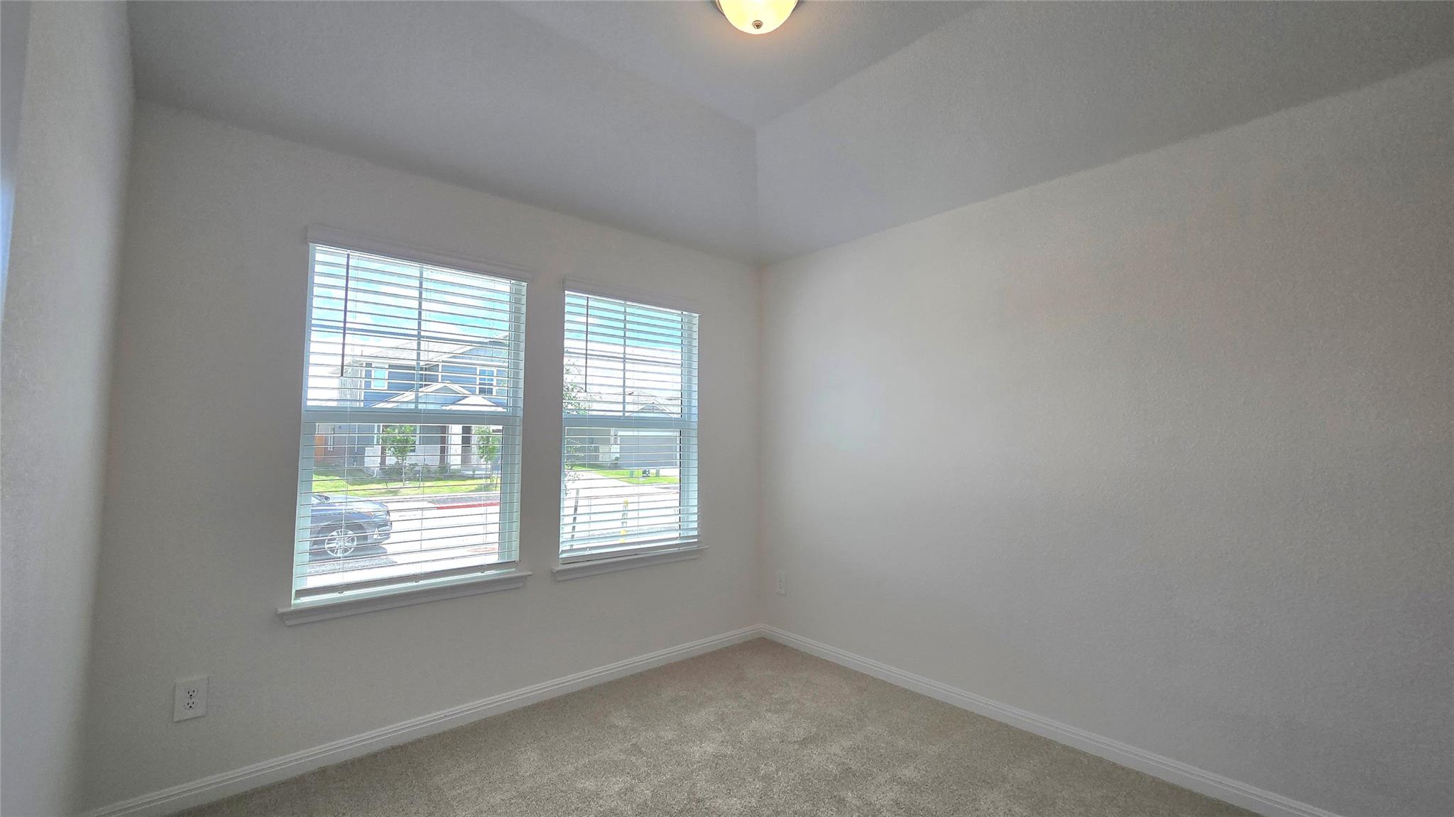 122 Holmby Dr Property Photo 3