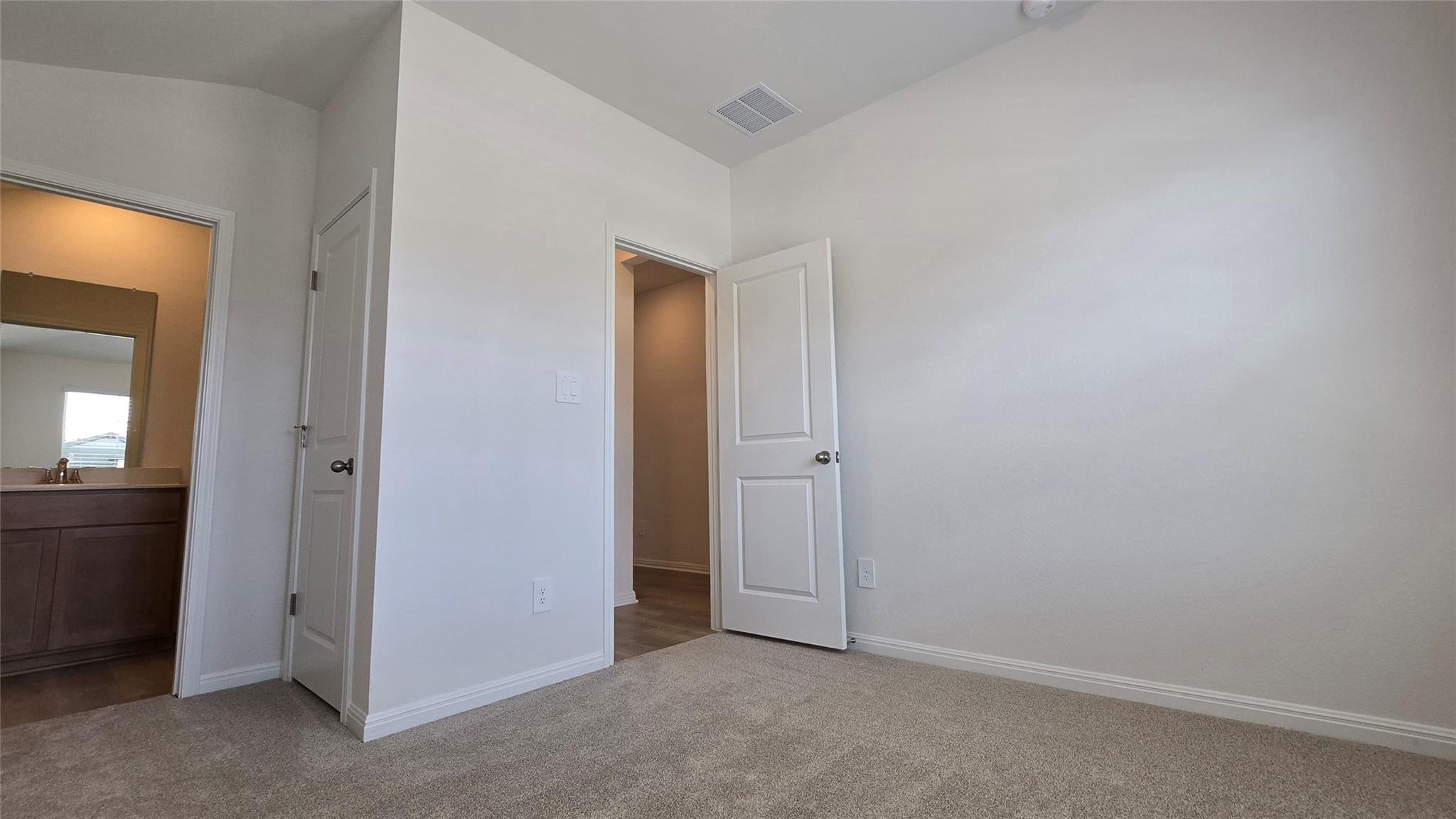 122 Holmby Dr Property Photo 4