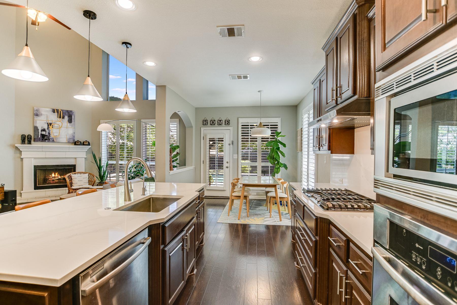 2417 Turtle Mountain Bnd Property Photo 6