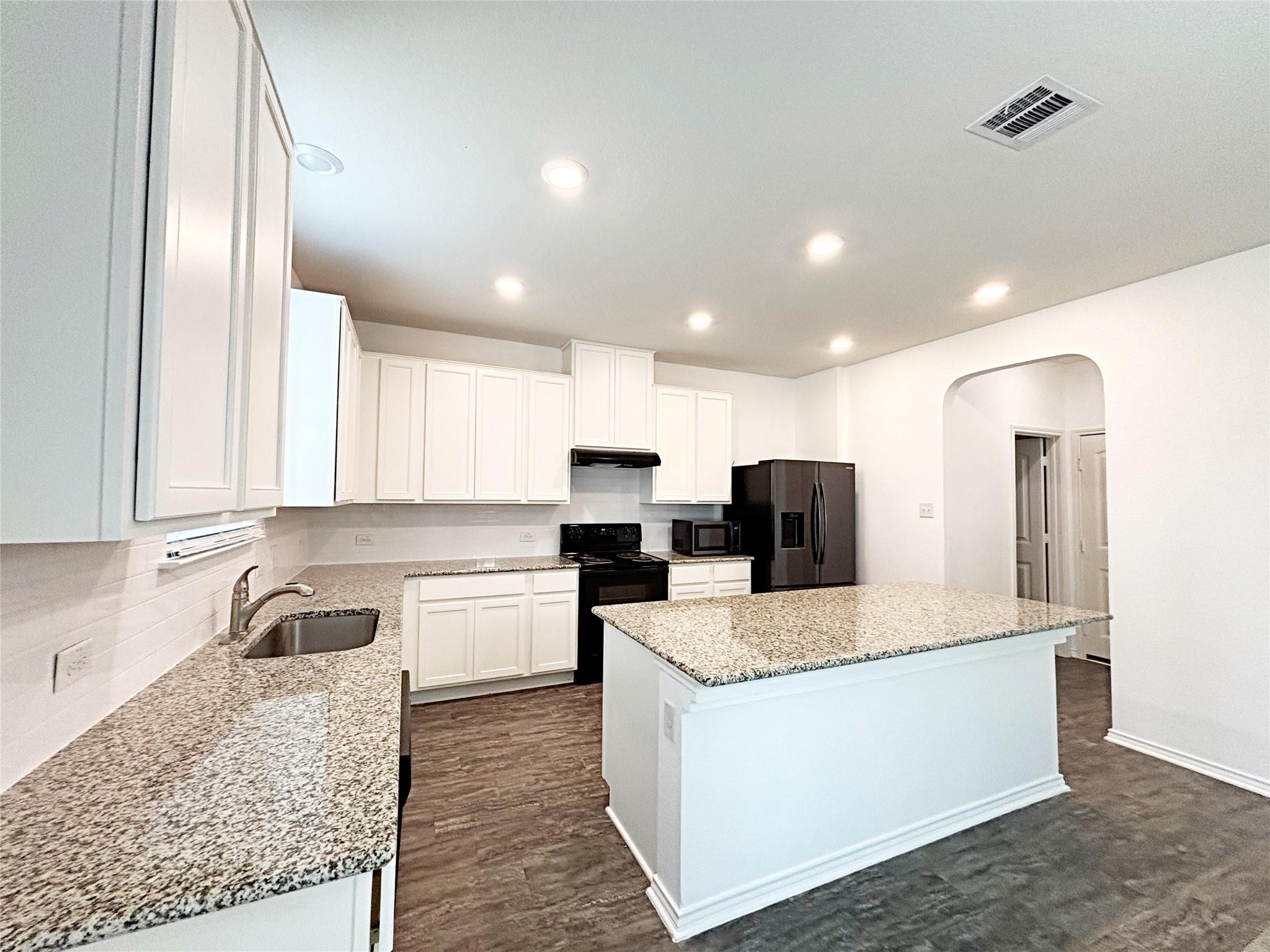 1720 Foxglove Cir Property Photo 8