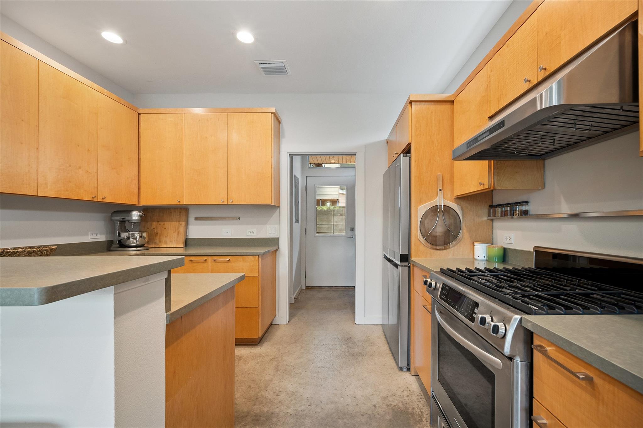 1411 E 2nd St #b2 Property Photo 6