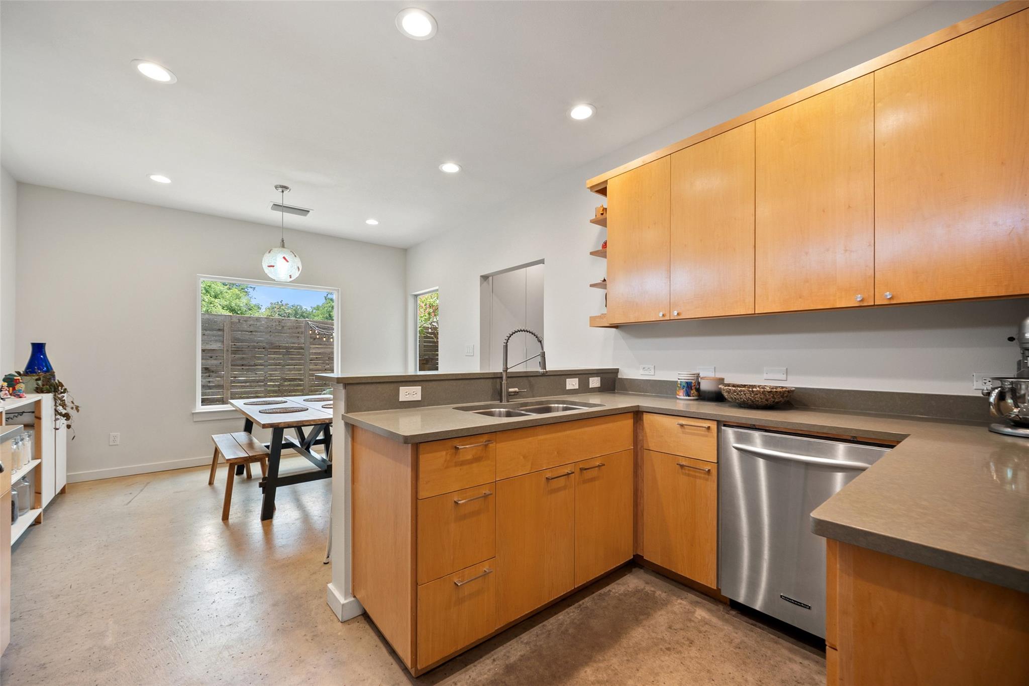 1411 E 2nd St #b2 Property Photo 7