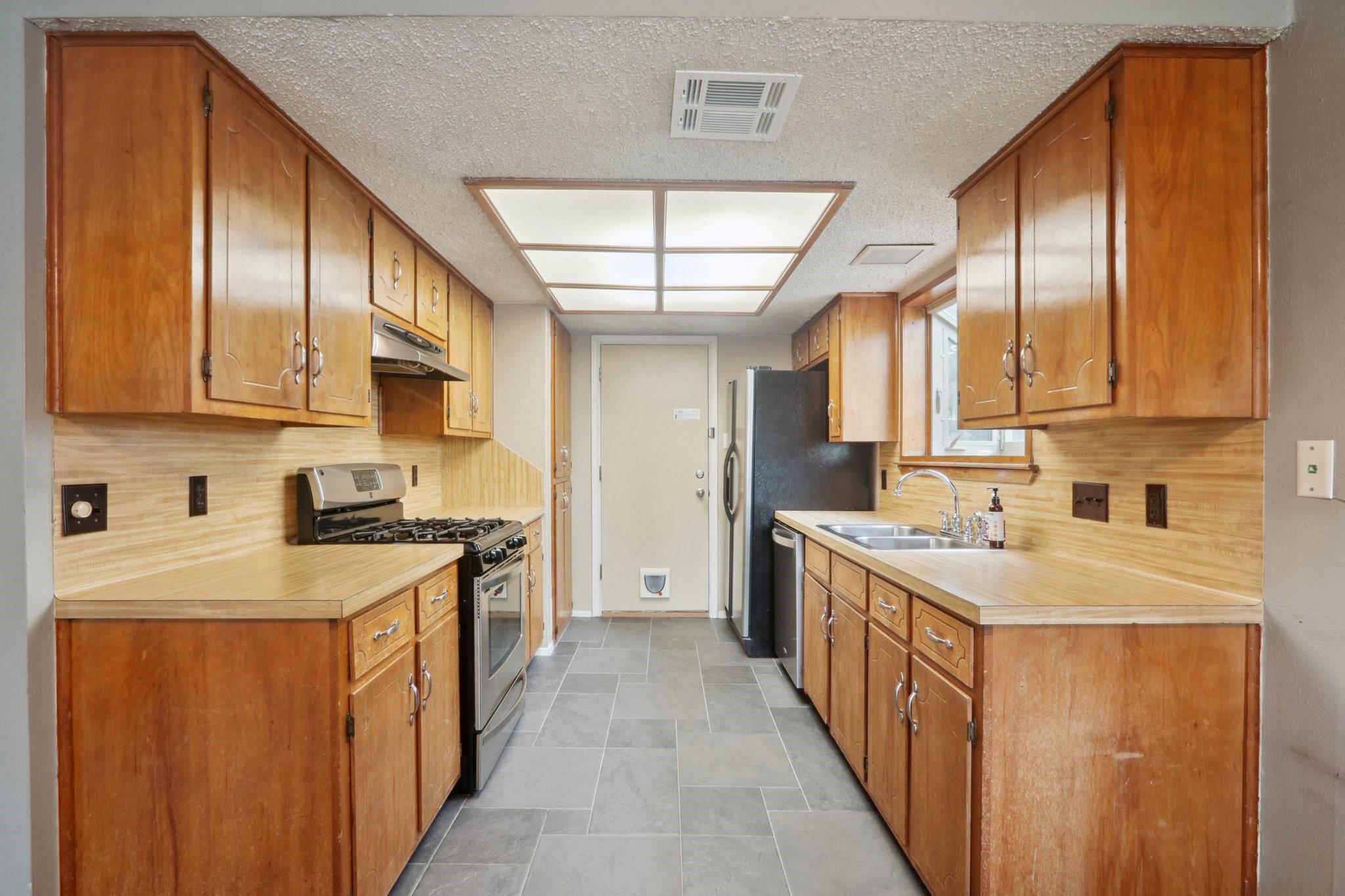10407 Robinwood Cir Property Photo 8