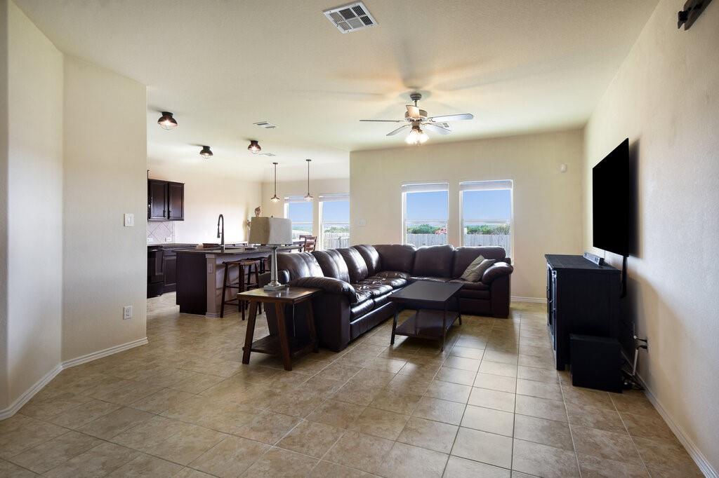 1112 Hillrose Dr Property Photo 2