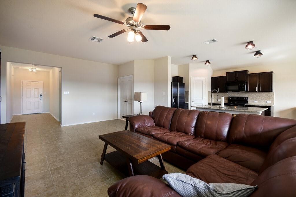 1112 Hillrose Dr Property Photo 3