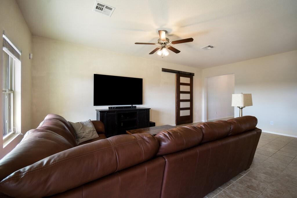 1112 Hillrose Dr Property Photo 4