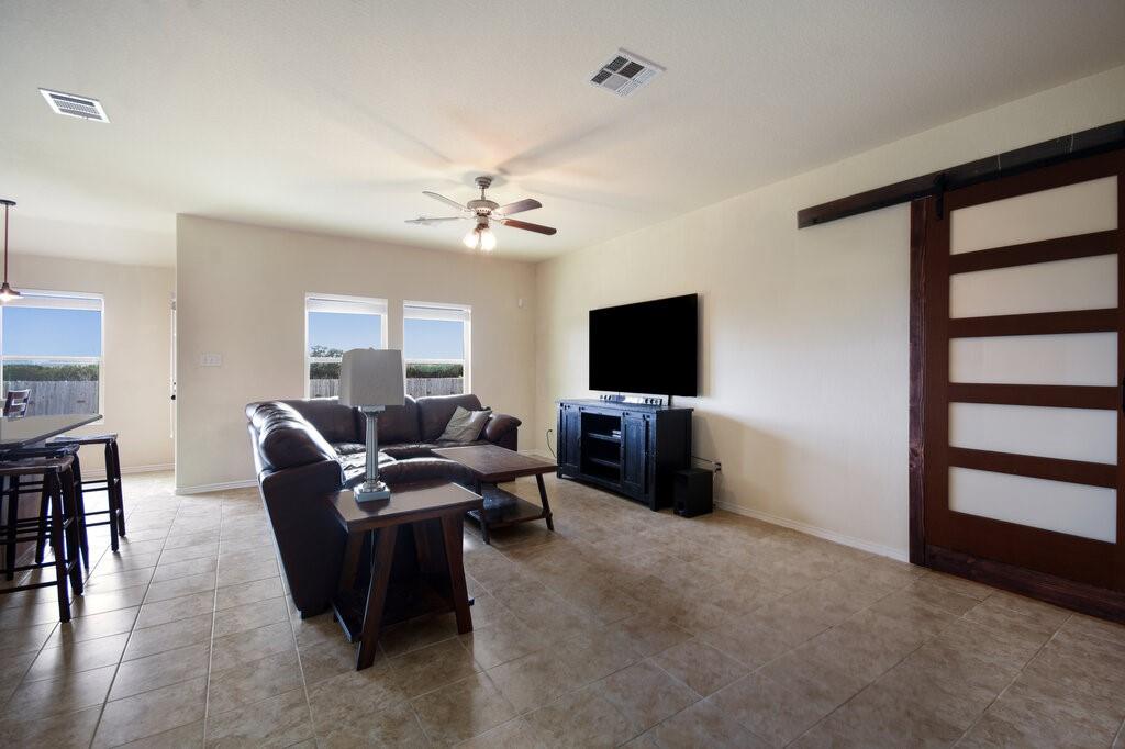 1112 Hillrose Dr Property Photo 5