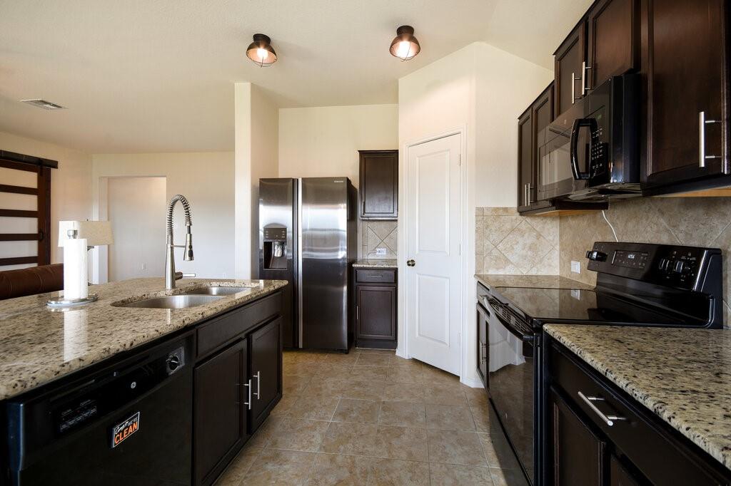 1112 Hillrose Dr Property Photo 8