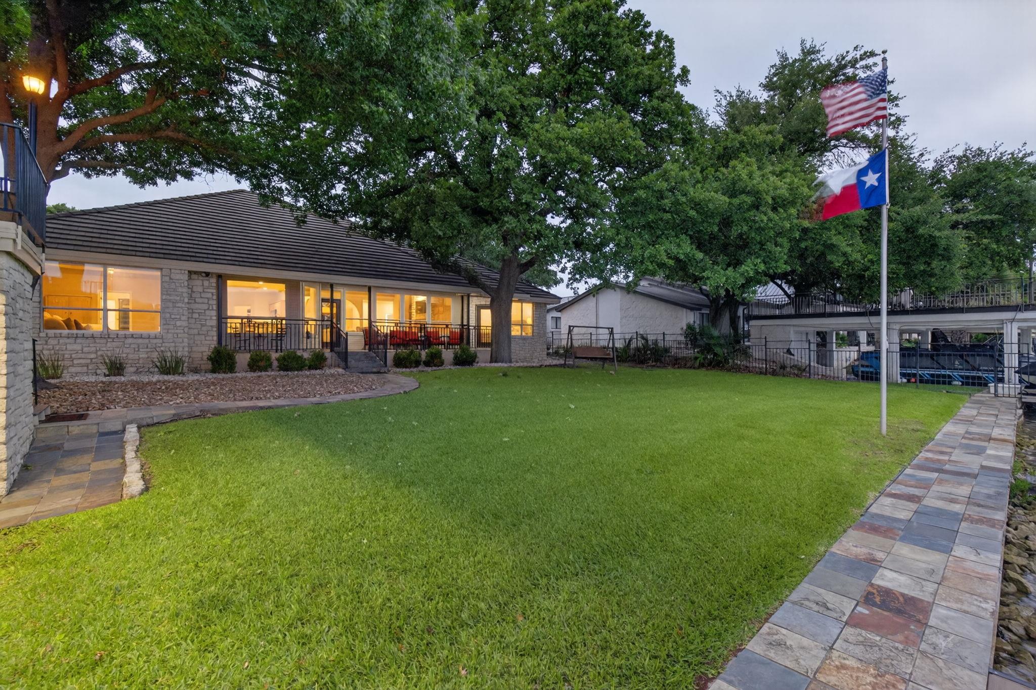 909 Red Sails Dr Property Photo 2