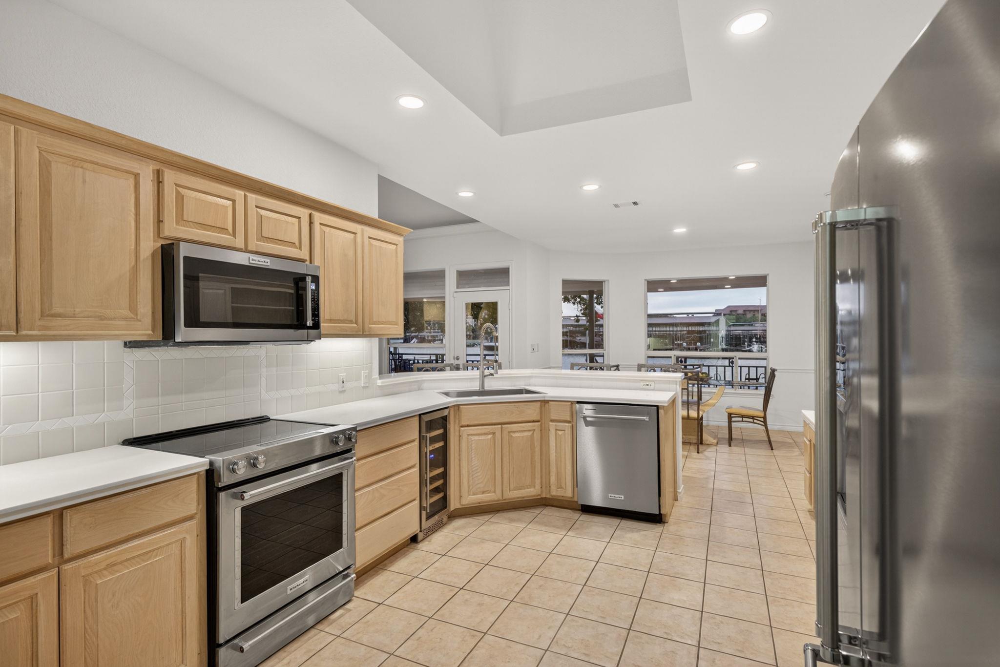 909 Red Sails Dr Property Photo 5