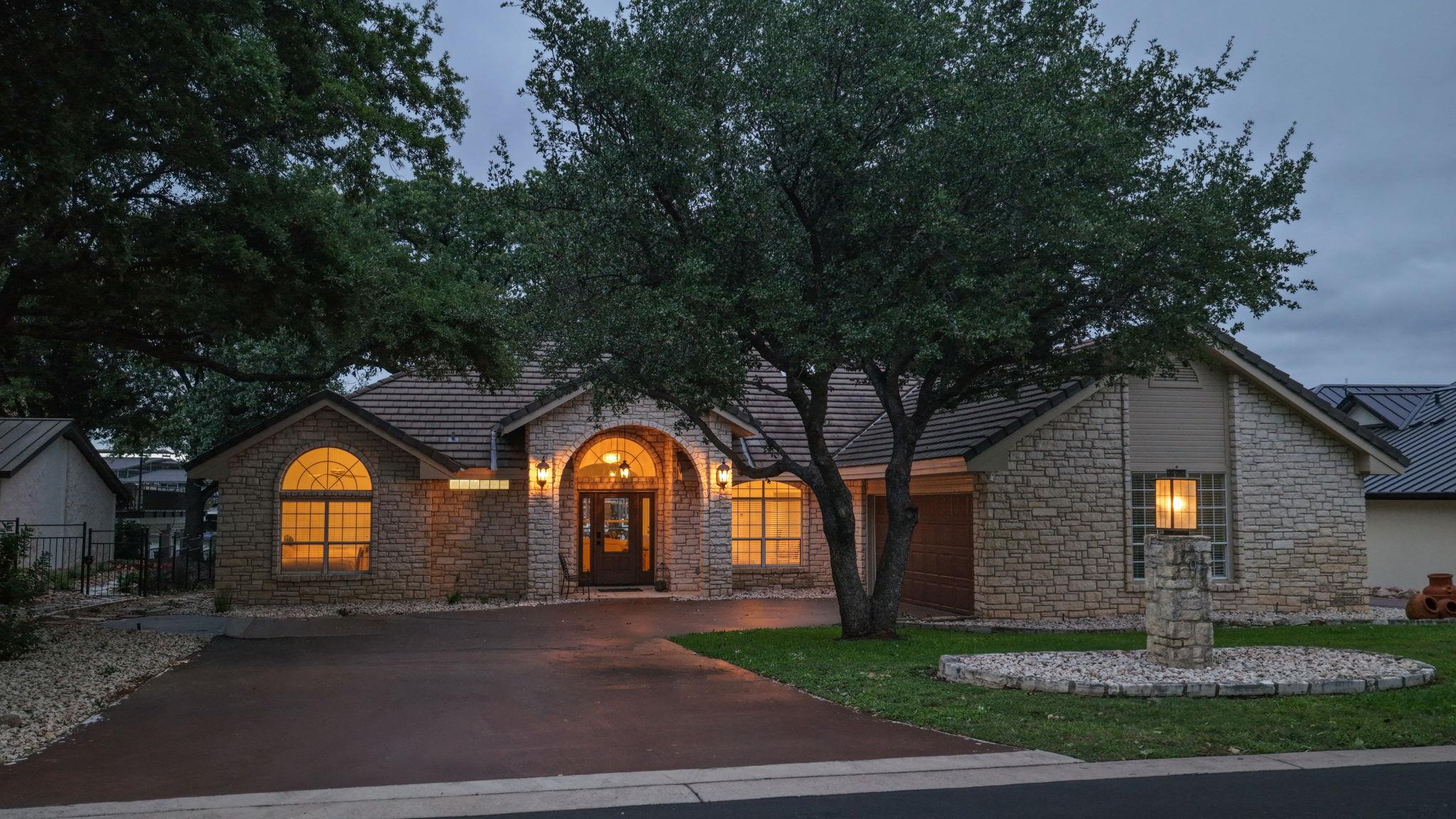 909 Red Sails Dr Property Photo 6