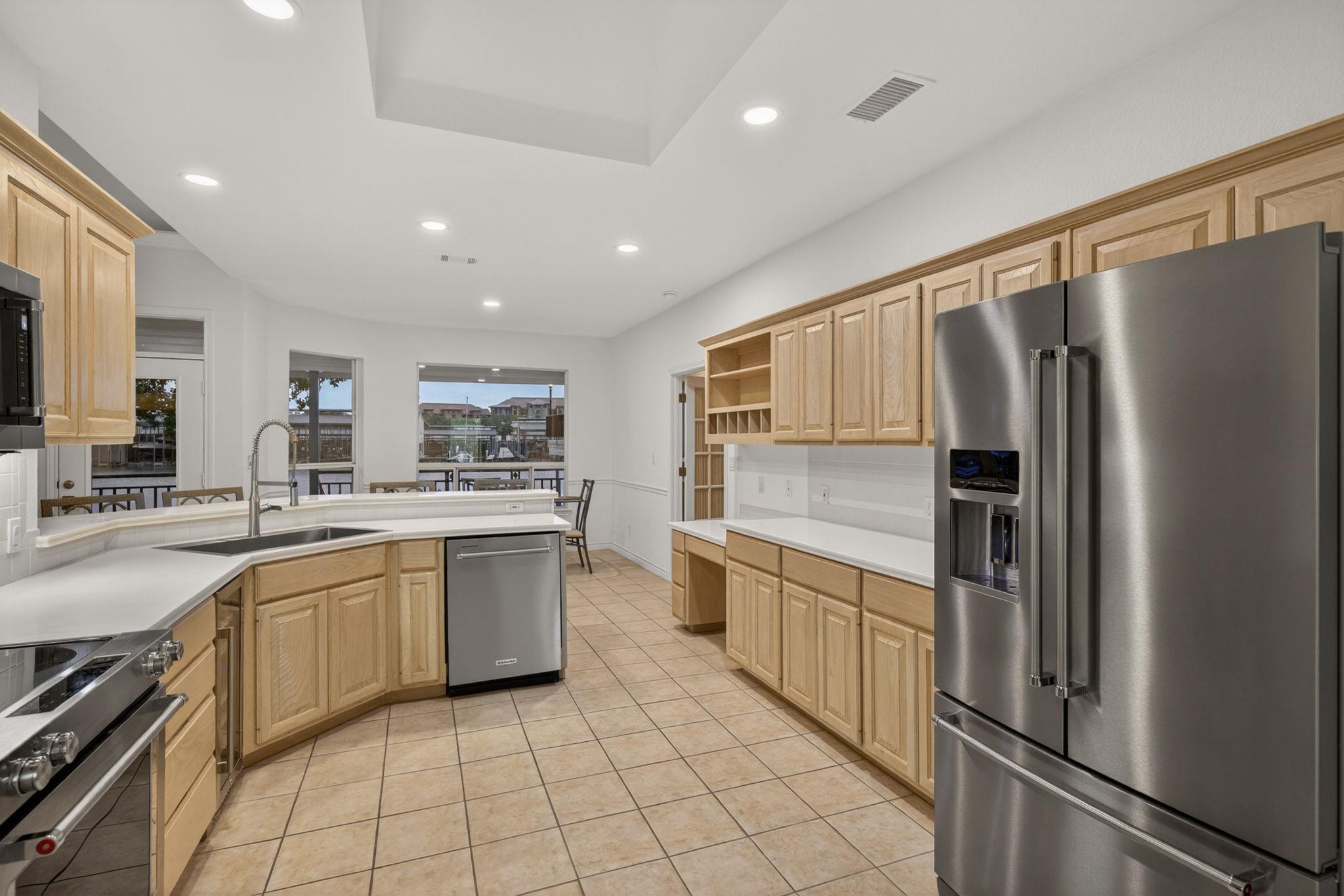909 Red Sails Dr Property Photo 24