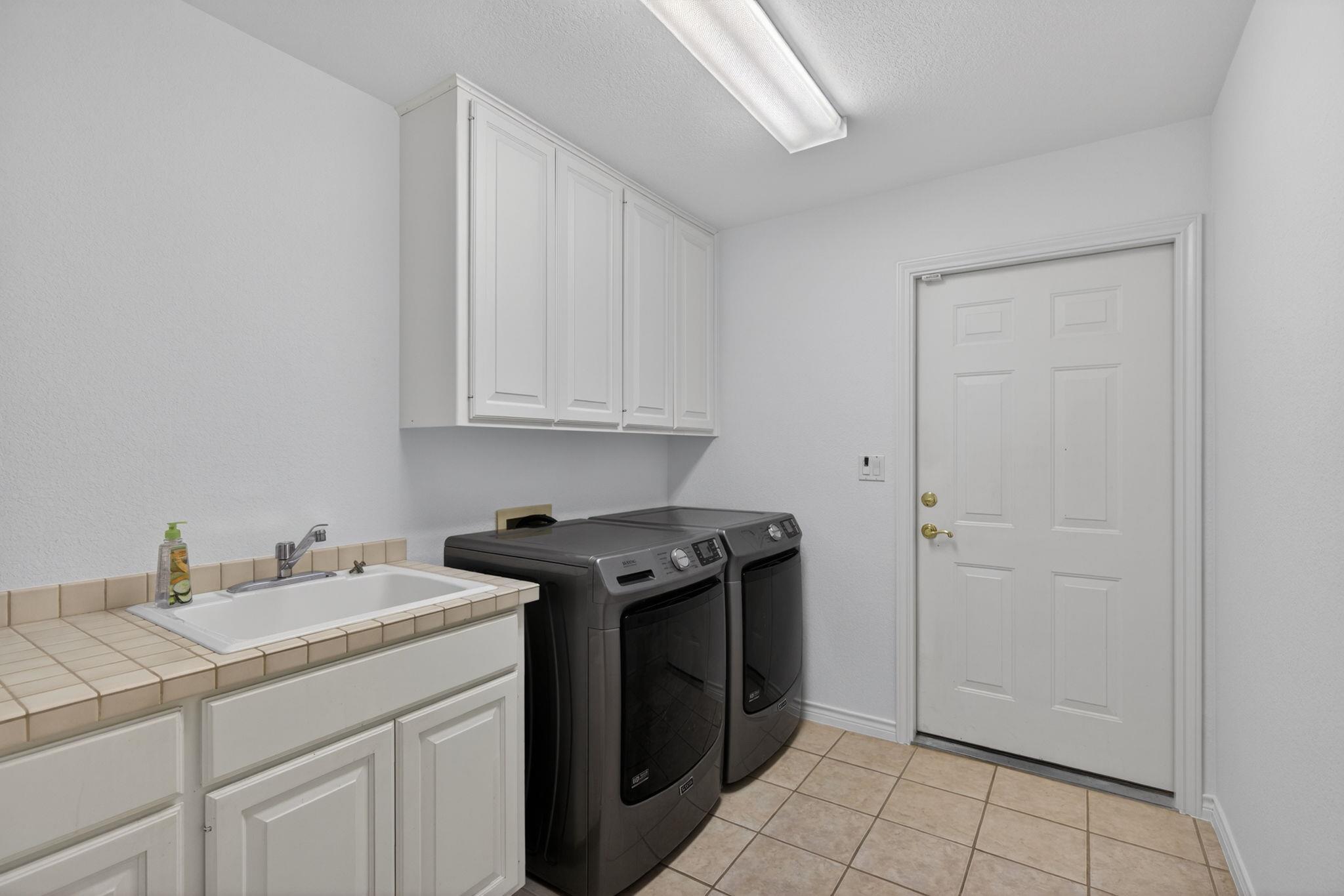 909 Red Sails Dr Property Photo 34