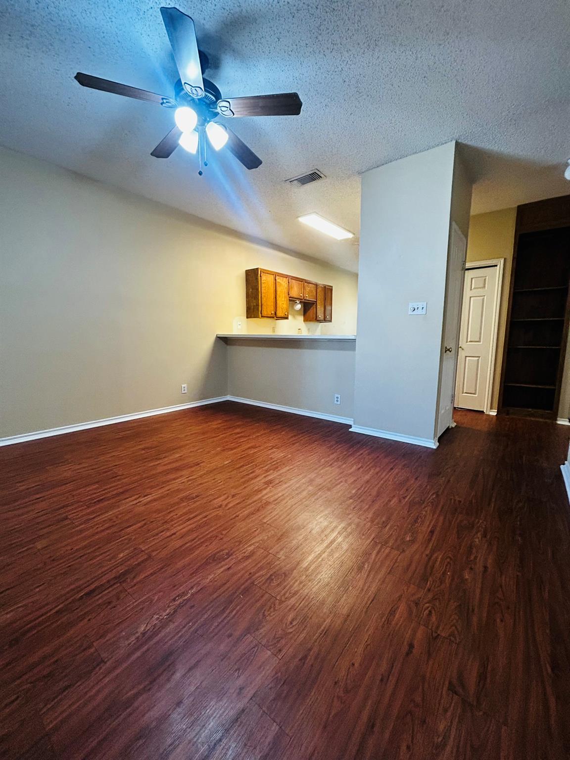 2414 Longview St. None #305 Property Photo 5
