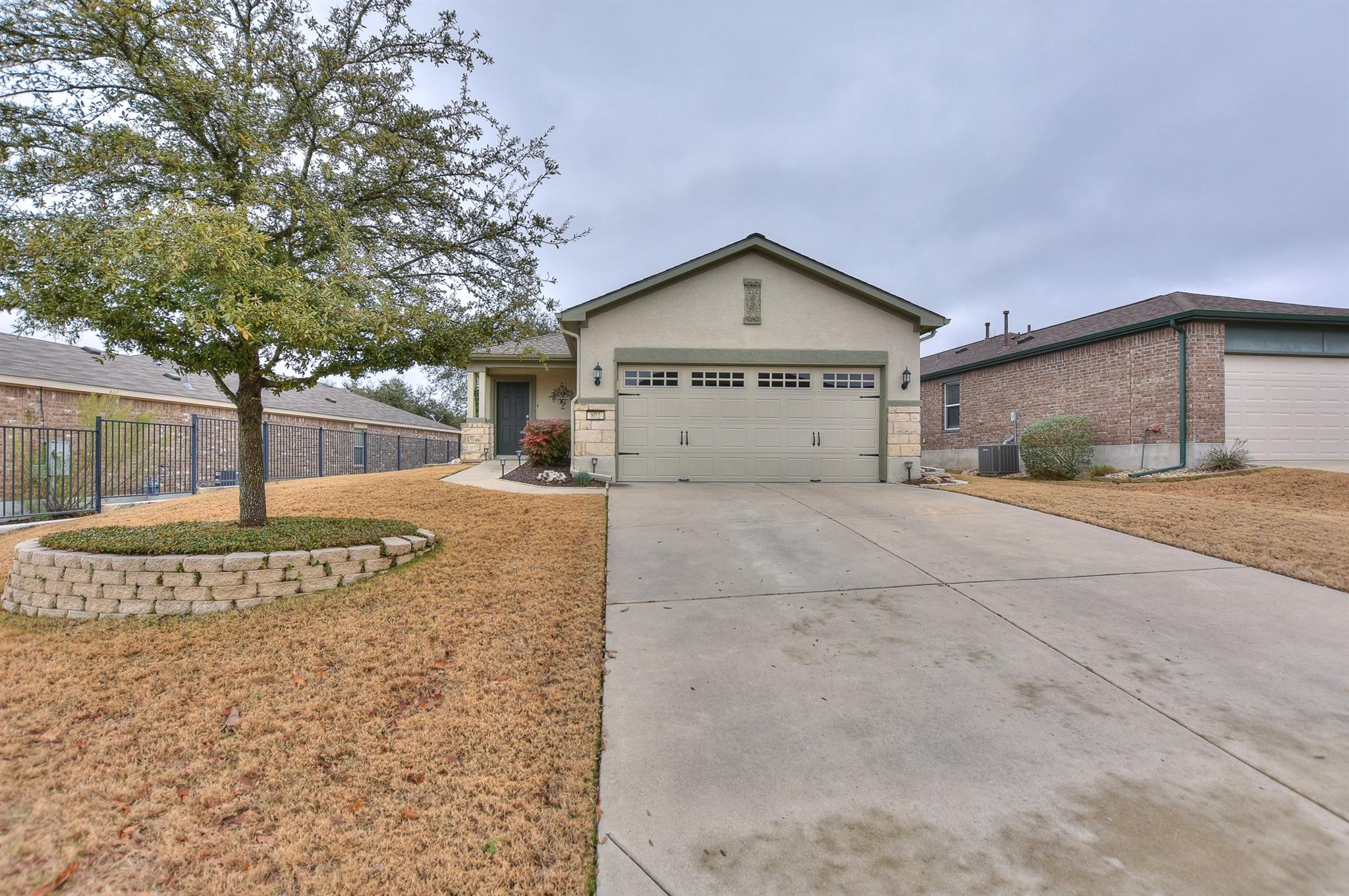 802 Salado Creek Ln Property Photo 2