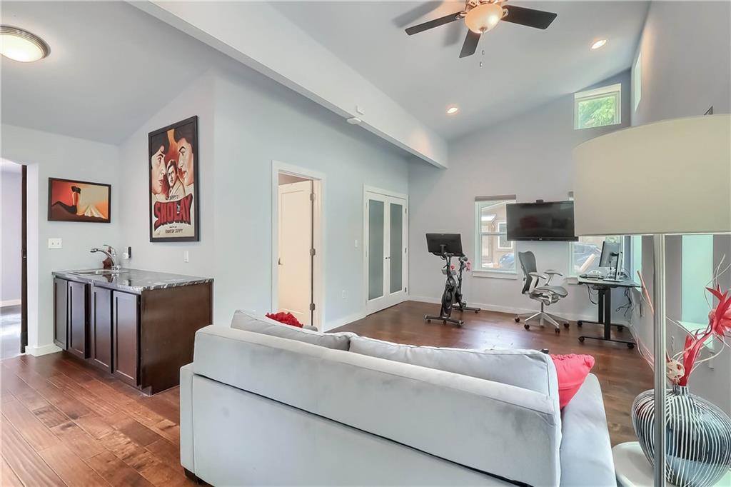 900 Capitol Ct Property Photo 19