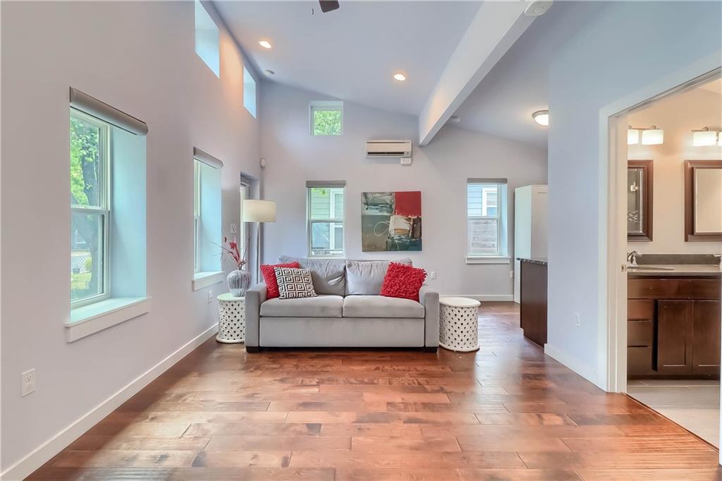 900 Capitol Ct Property Photo 22