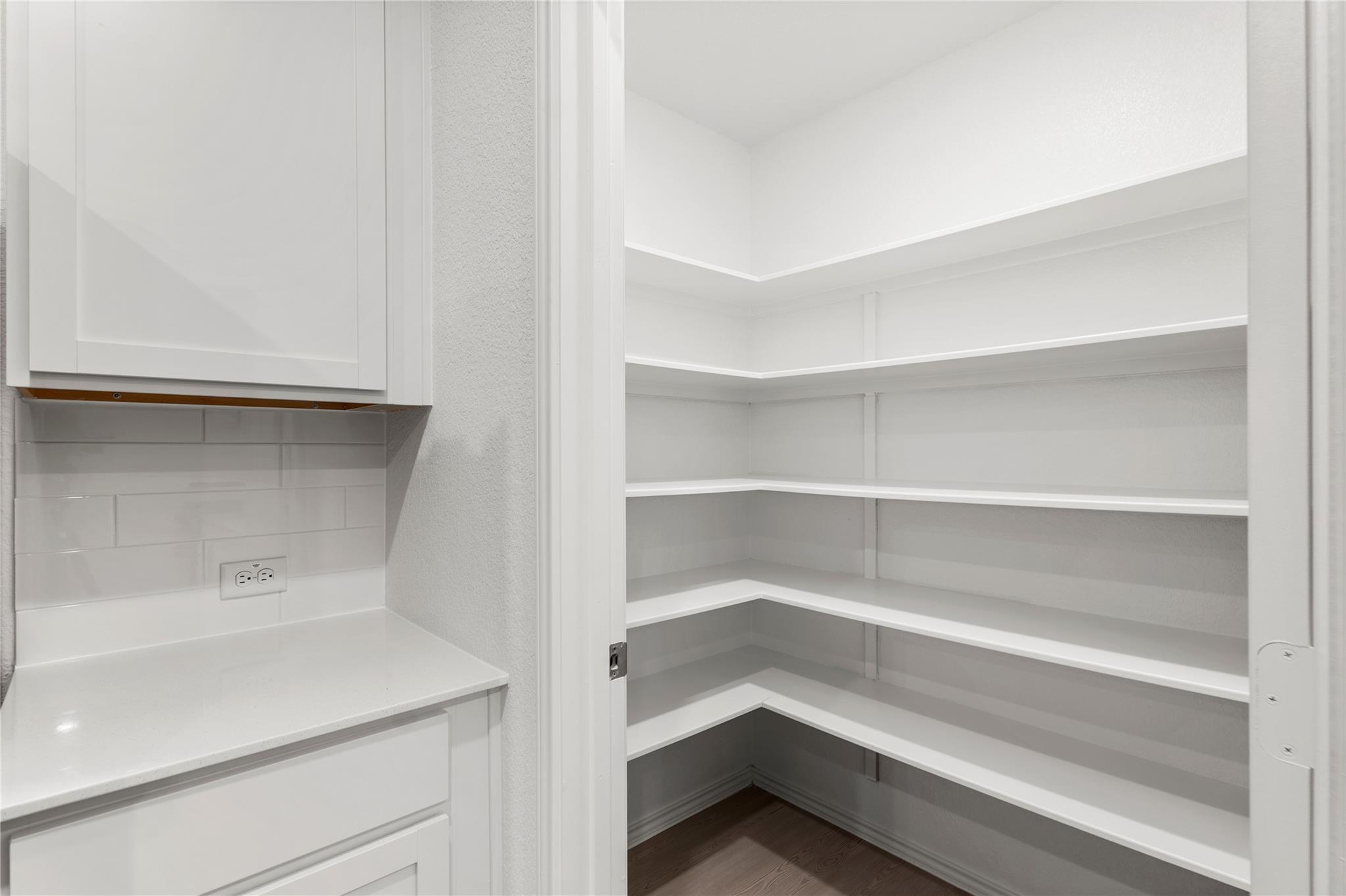 161 Keefer None Property Photo 13