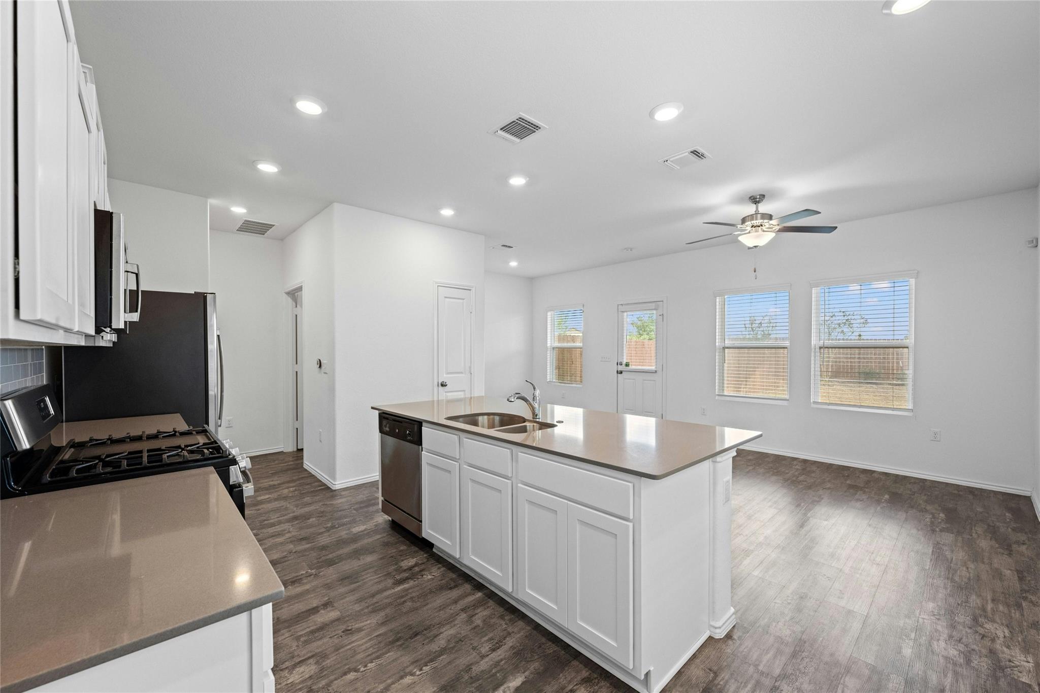 15216 Spruce Frost Cv #b Property Photo 3
