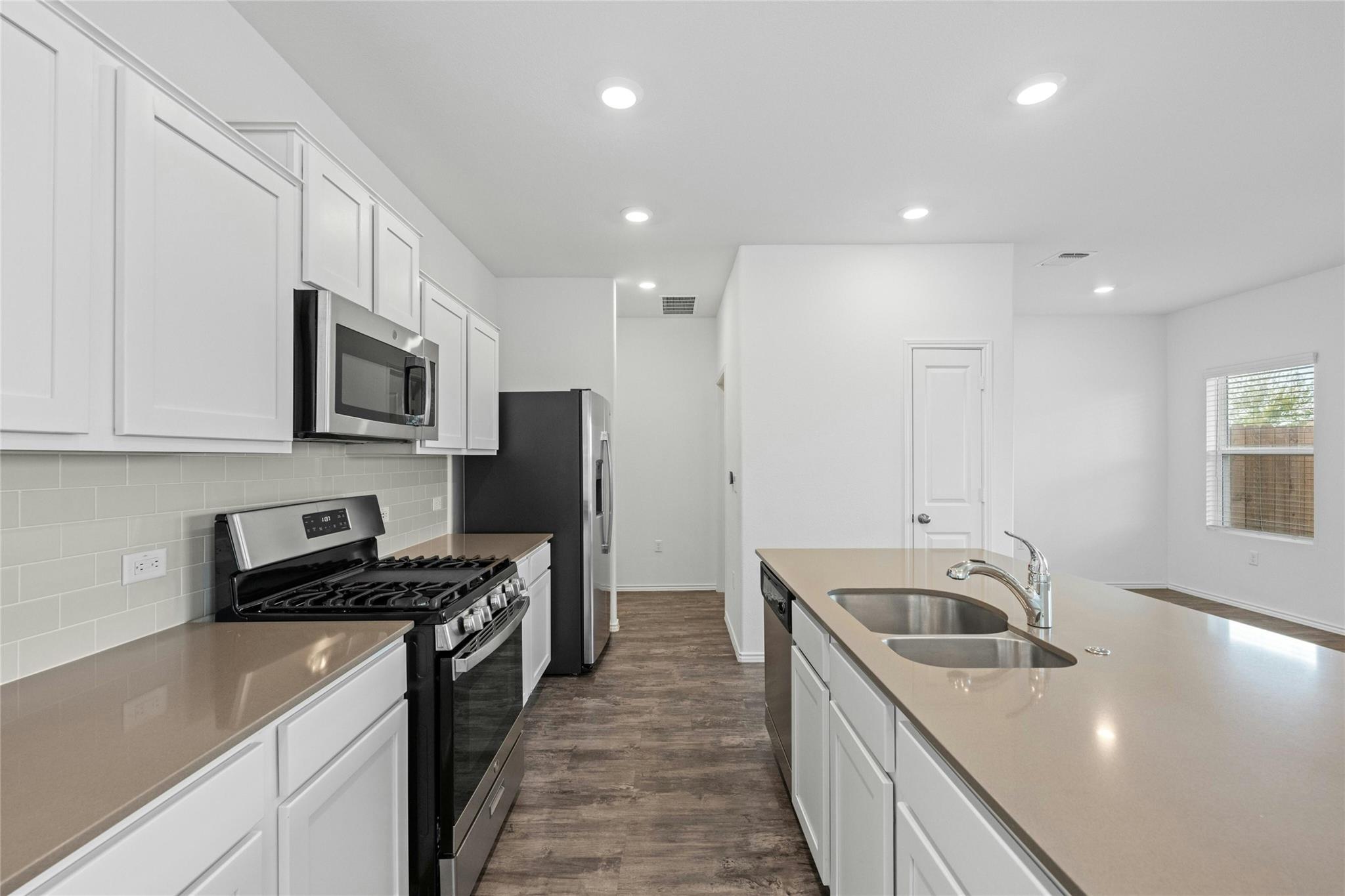 15216 Spruce Frost Cv #b Property Photo 4