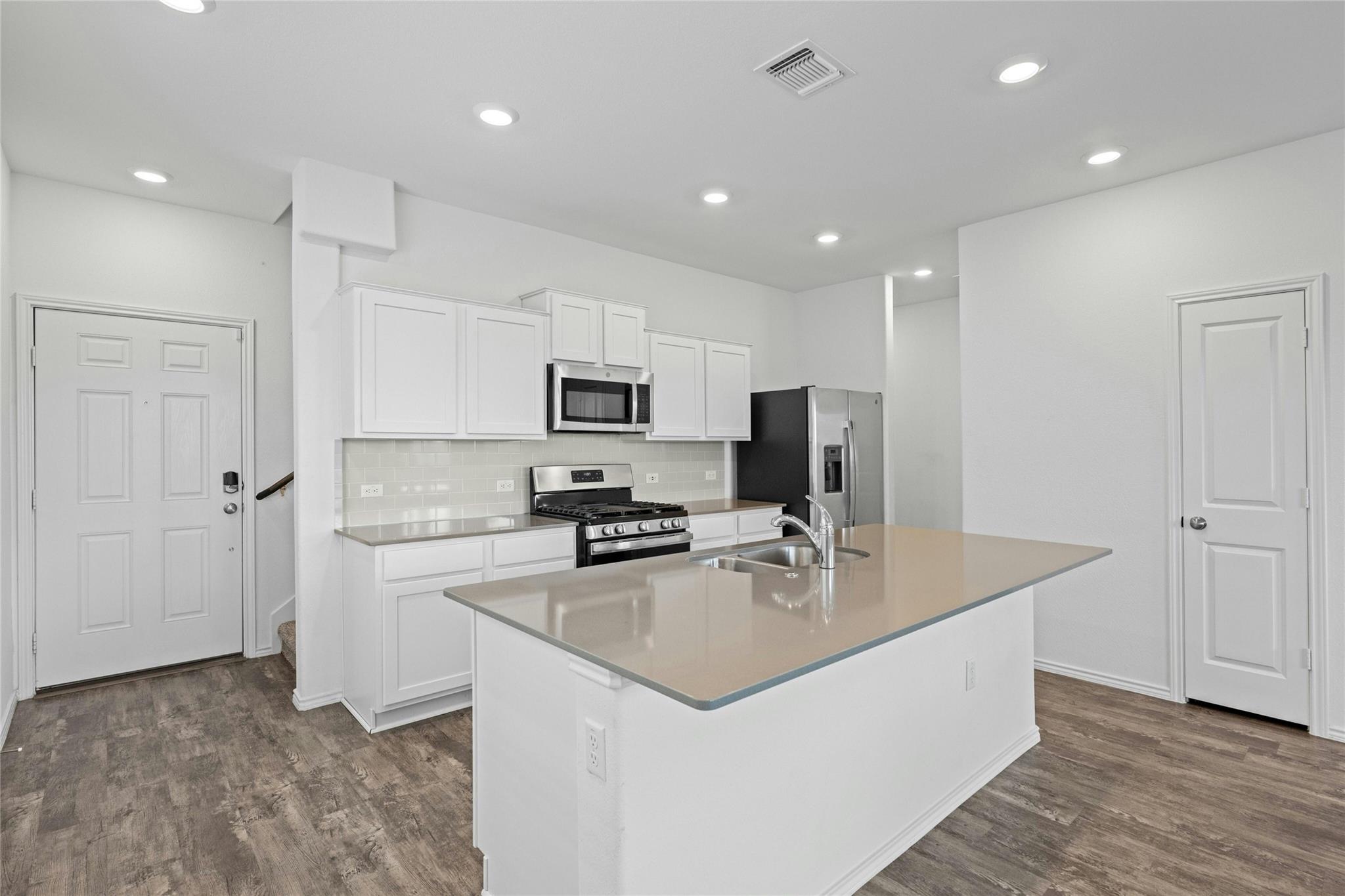 15216 Spruce Frost Cv #b Property Photo 6