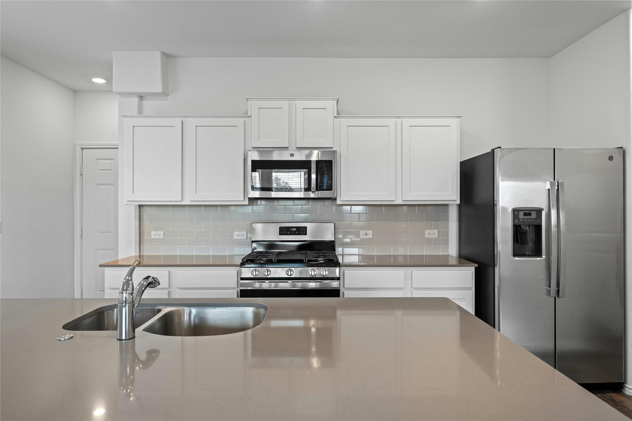15216 Spruce Frost Cv #b Property Photo 7