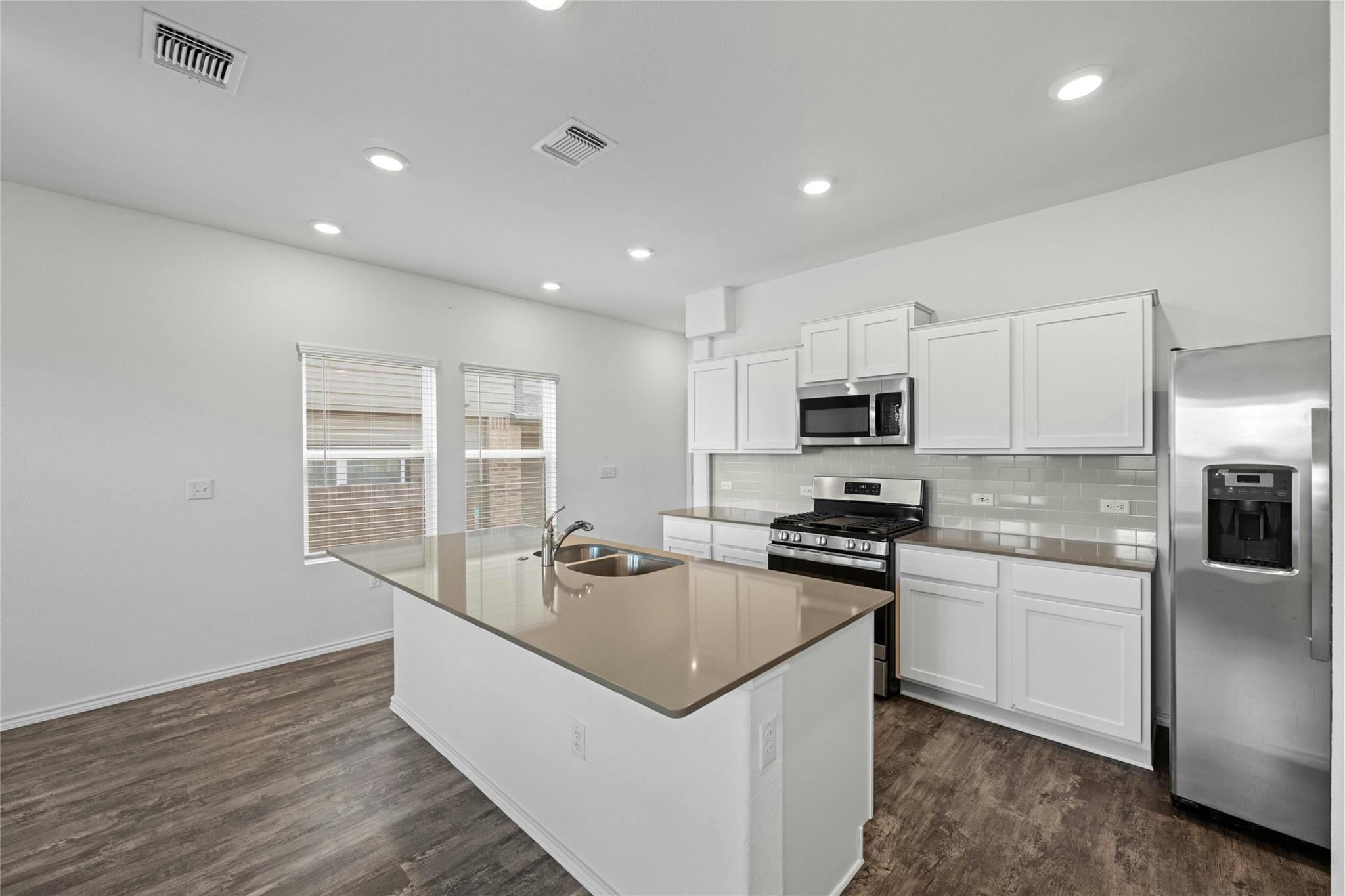 15216 Spruce Frost Cv #b Property Photo 8