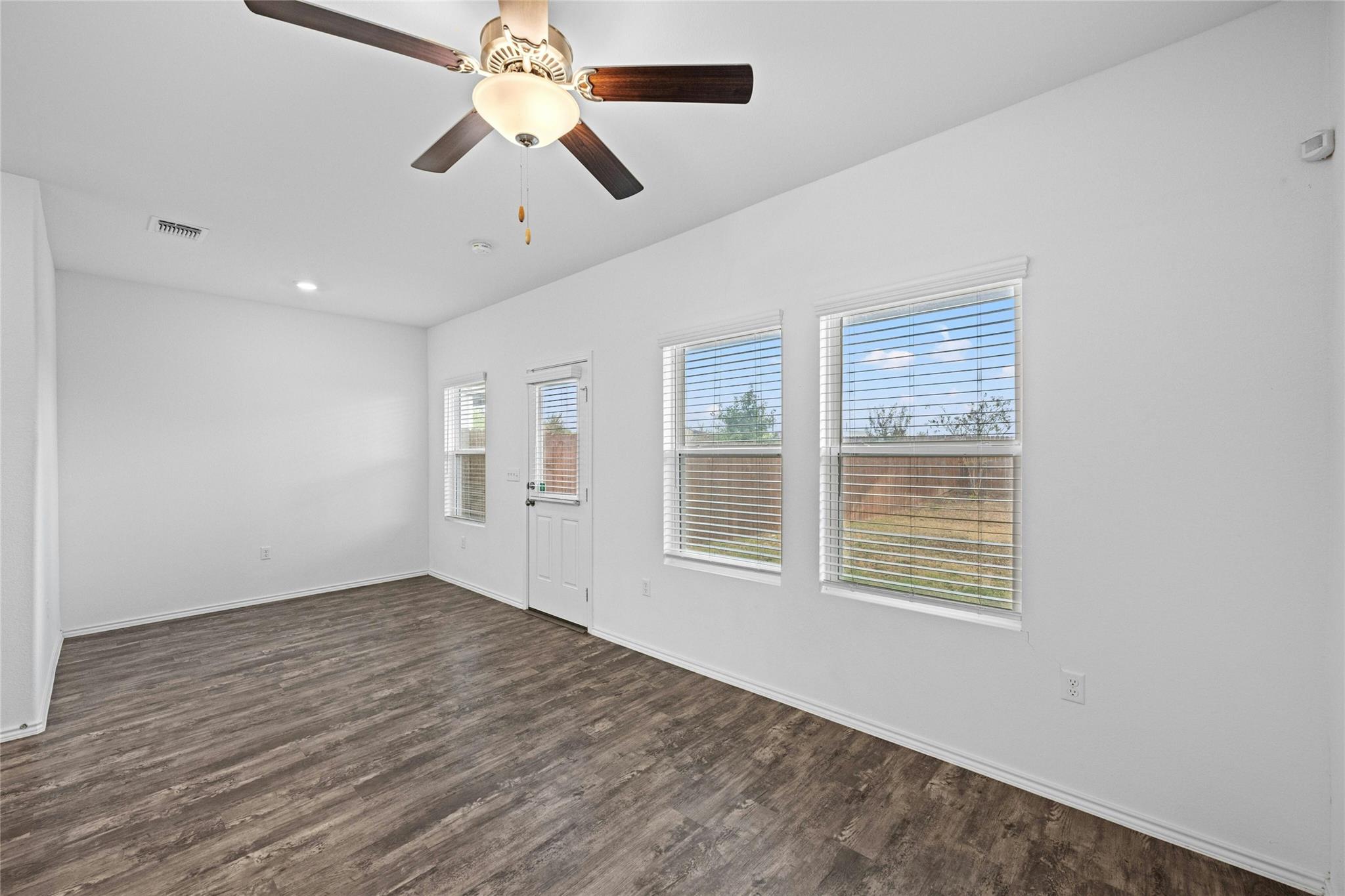 15216 Spruce Frost Cv #b Property Photo 9