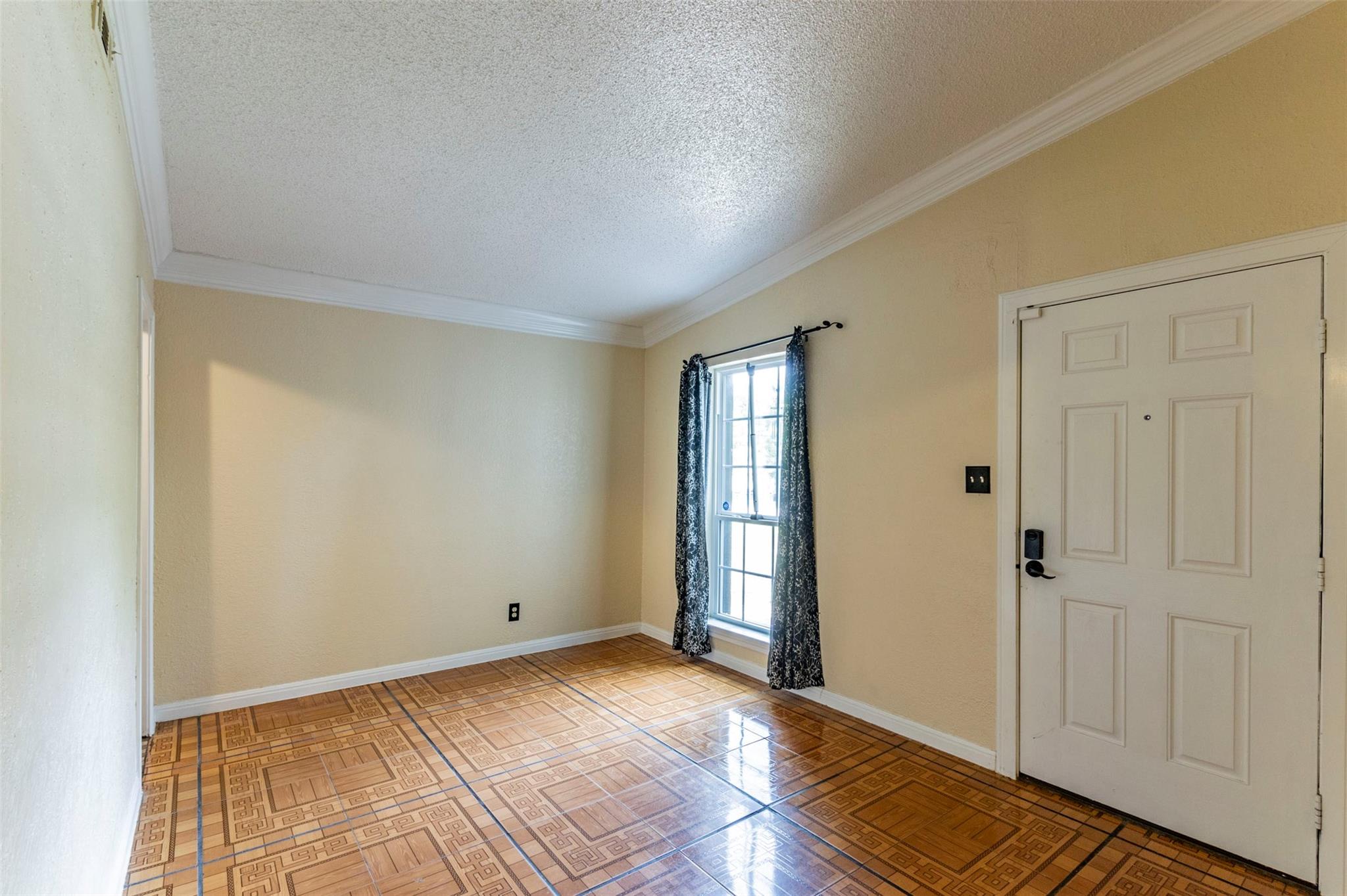 2520 Bitter Creek Dr Property Photo 4
