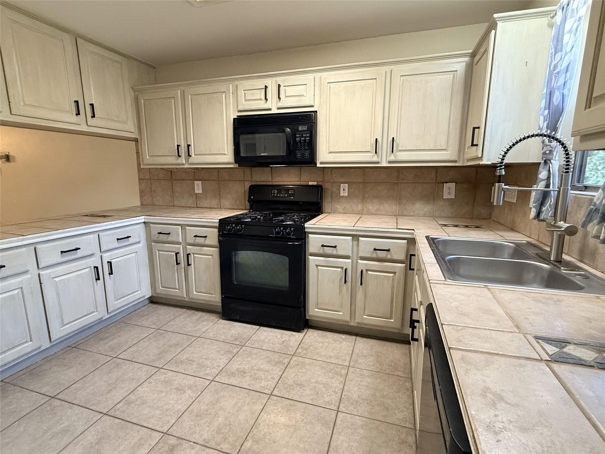 7907 Dunn St #a Property Photo 8