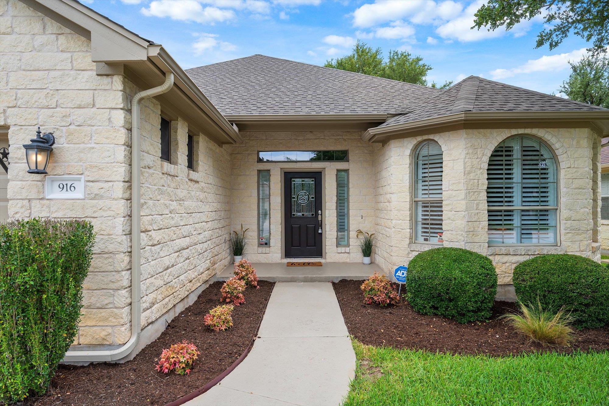 916 Heritage Oaks Bnd Property Photo 3