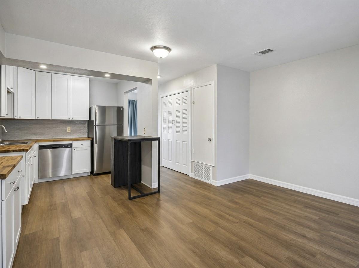 1221 W Hopkins St #2 Property Photo 4