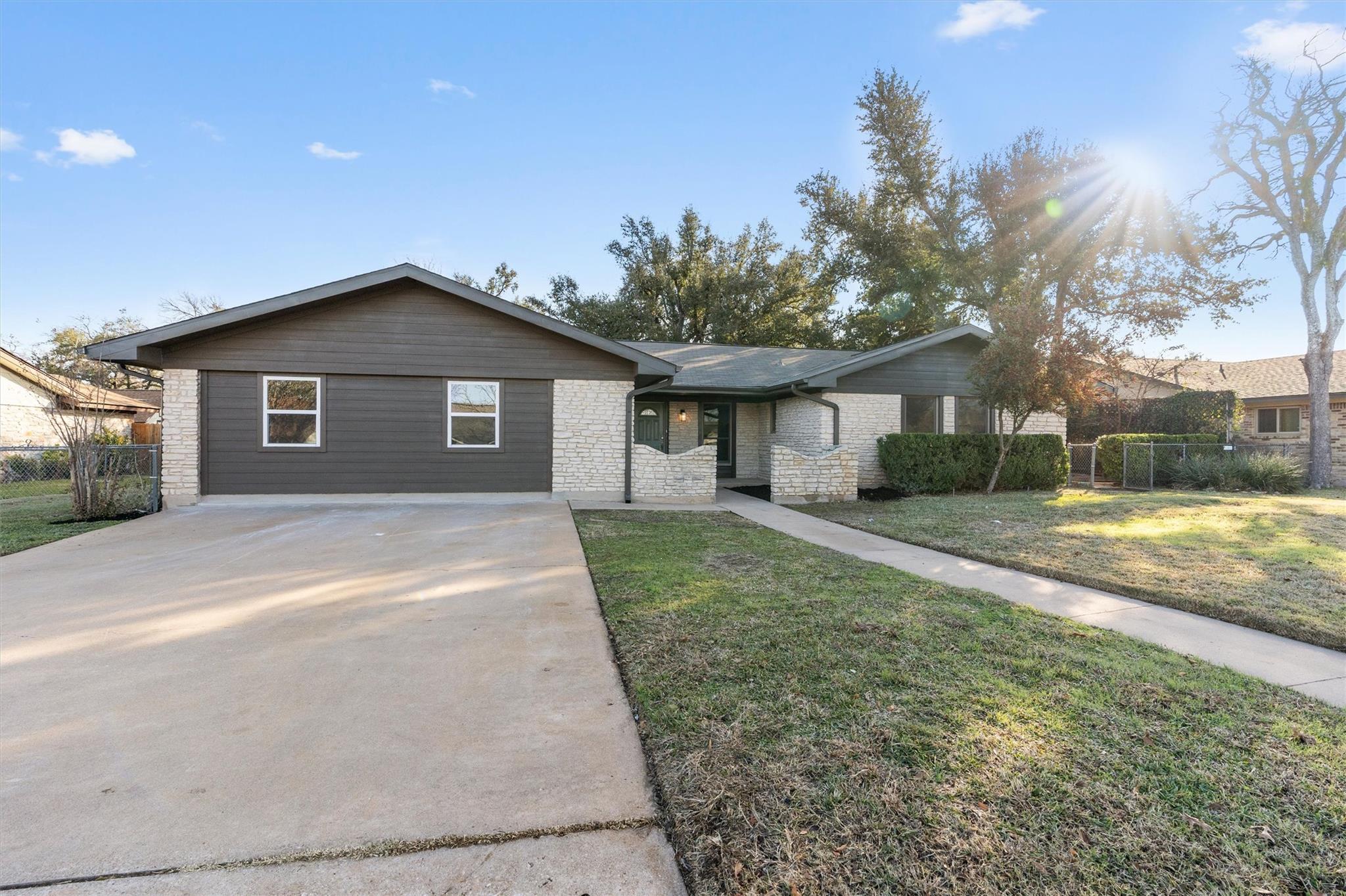 1701 Deep Wood Dr Property Photo 2