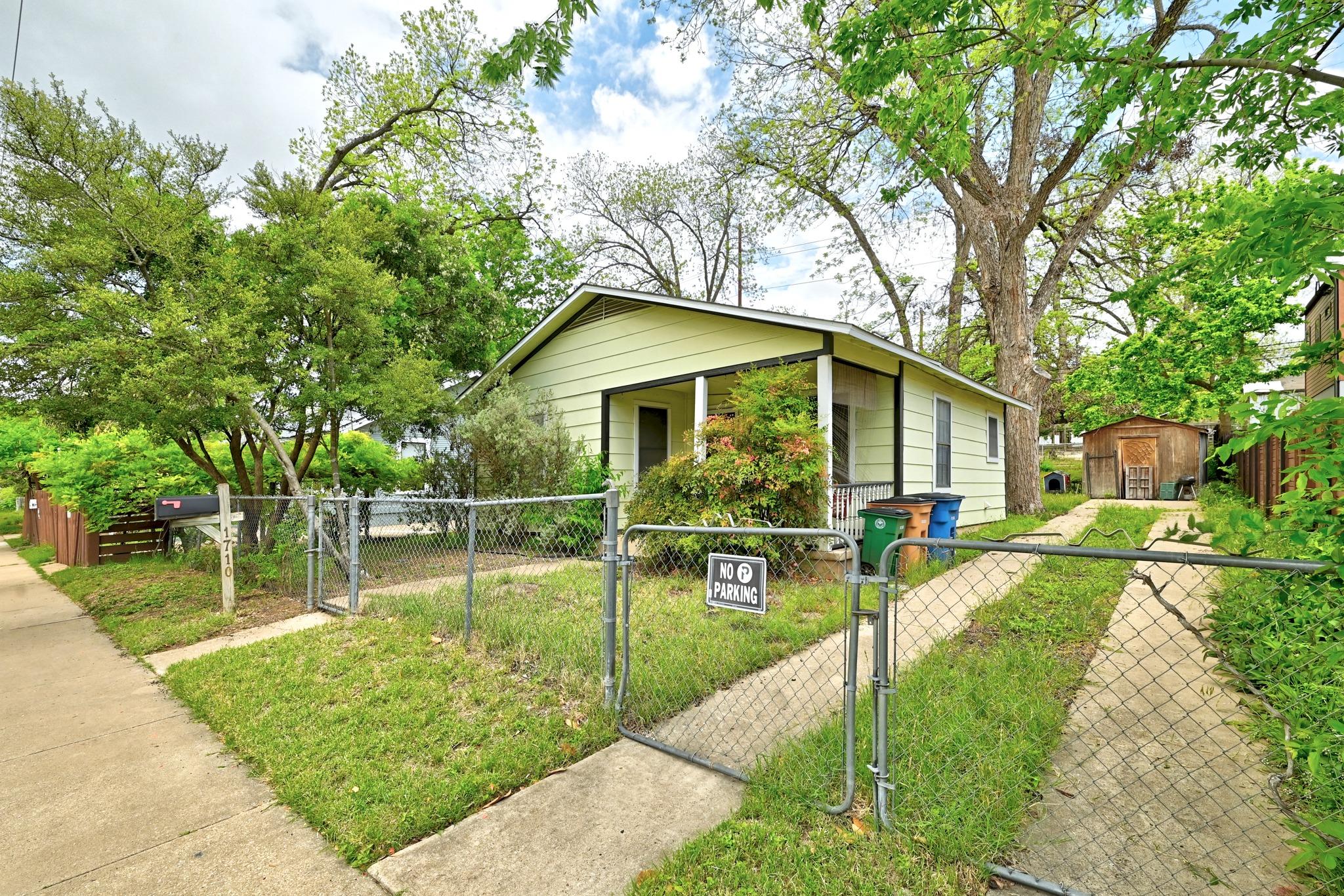 1710 Holly St Property Photo 6