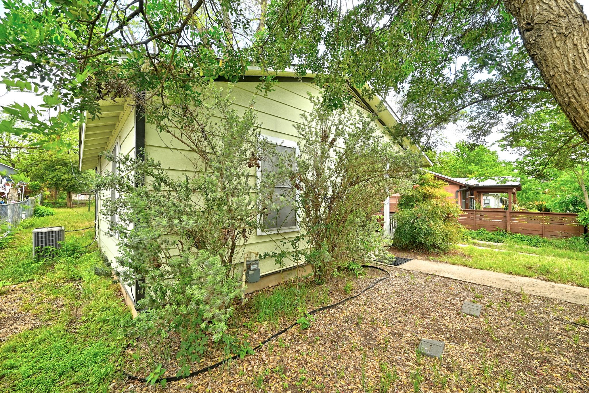 1710 Holly St Property Photo 9