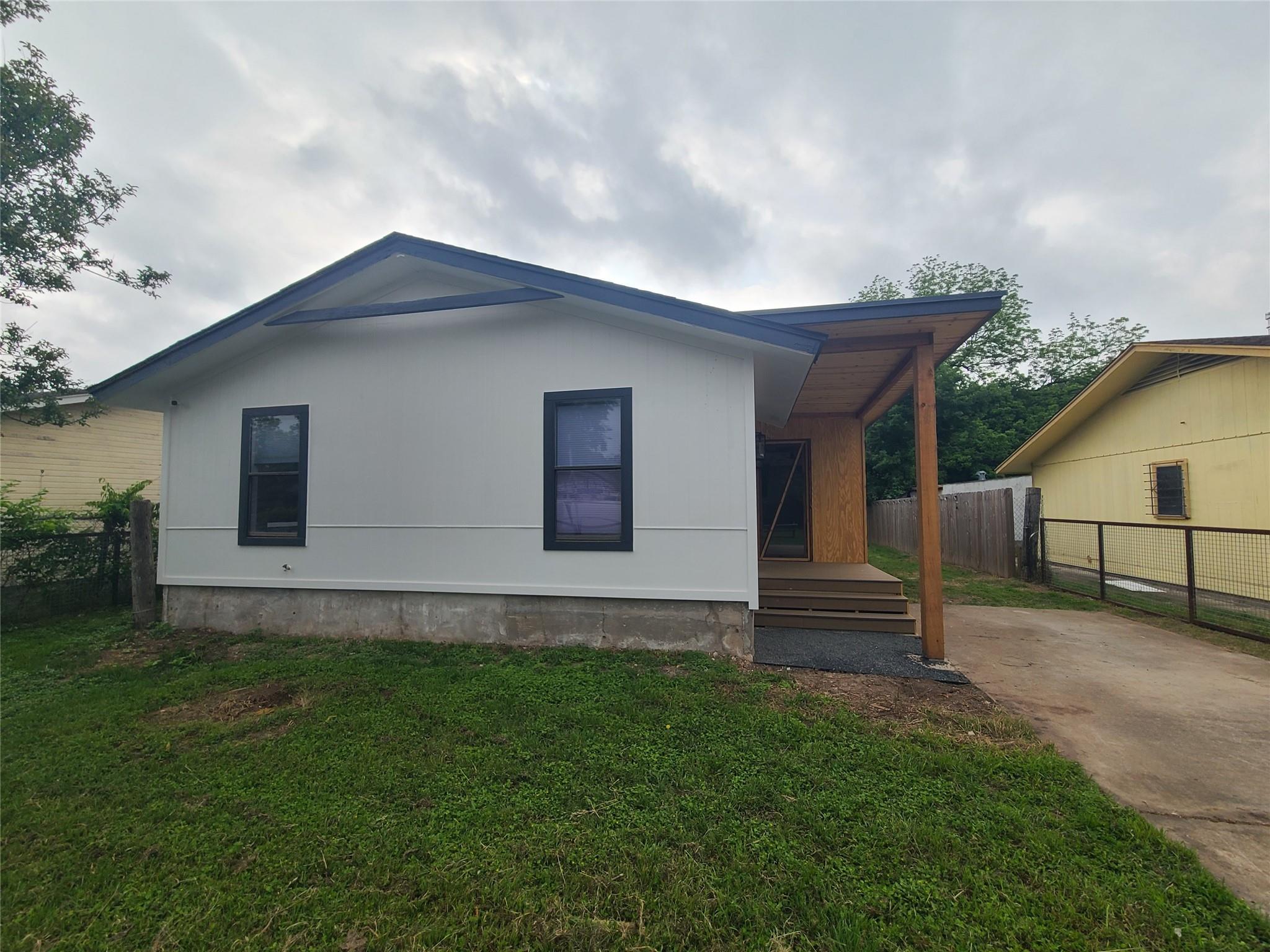 1147 Brookswood Ave Property Photo 3